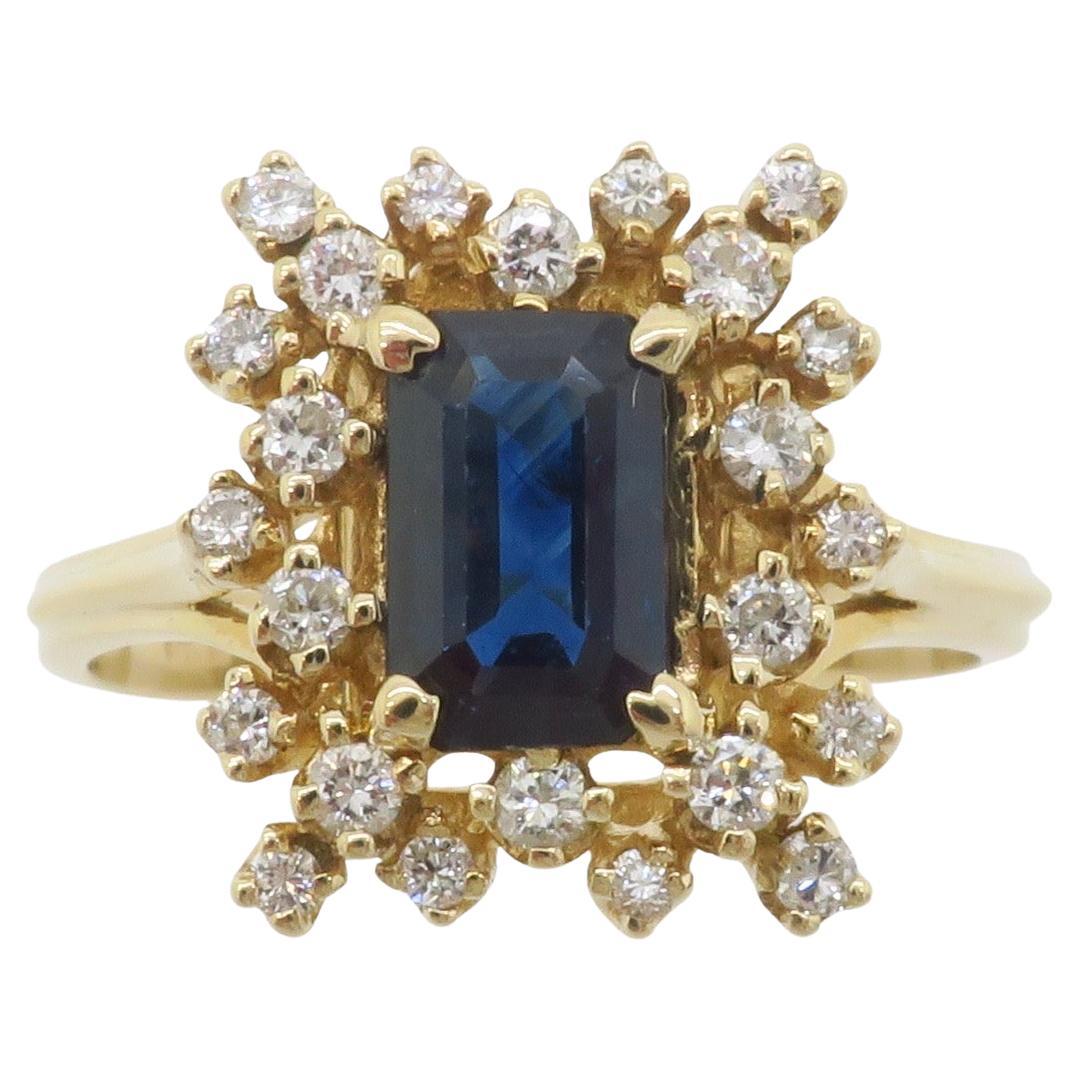 Anello da cocktail con zaffiro blu centrale e diamanti