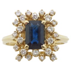 Anello da cocktail con zaffiro blu centrale e diamanti