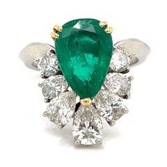 Bague cocktail - Mauboussin, années 1960, AGL, émeraude colombienne de 2,60 carats et diamants.