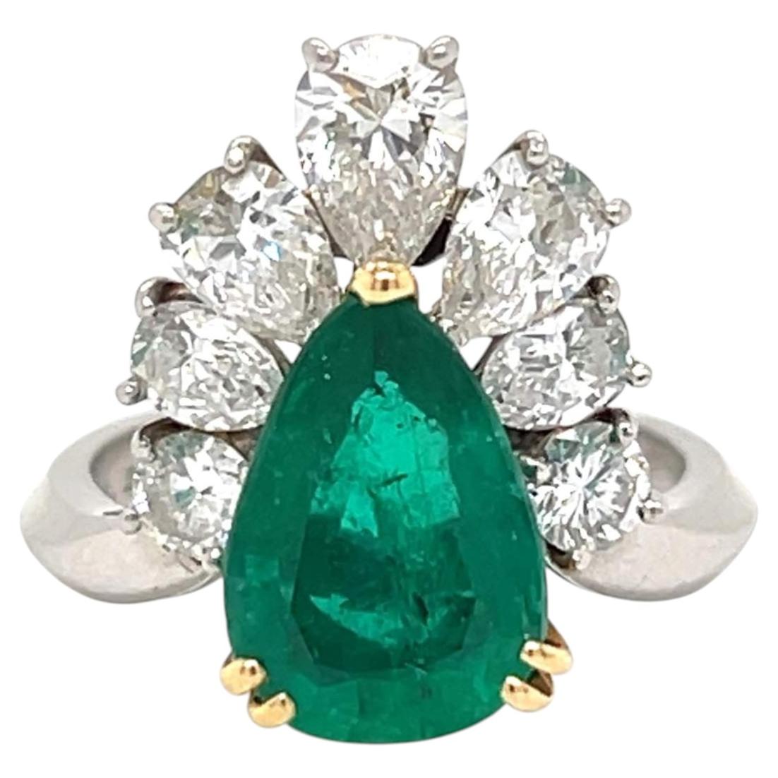 Cocktailring – Mauboussin, 1960er Jahre, 2,60 Karat kolumbianischer Smaragd und Diamanten.