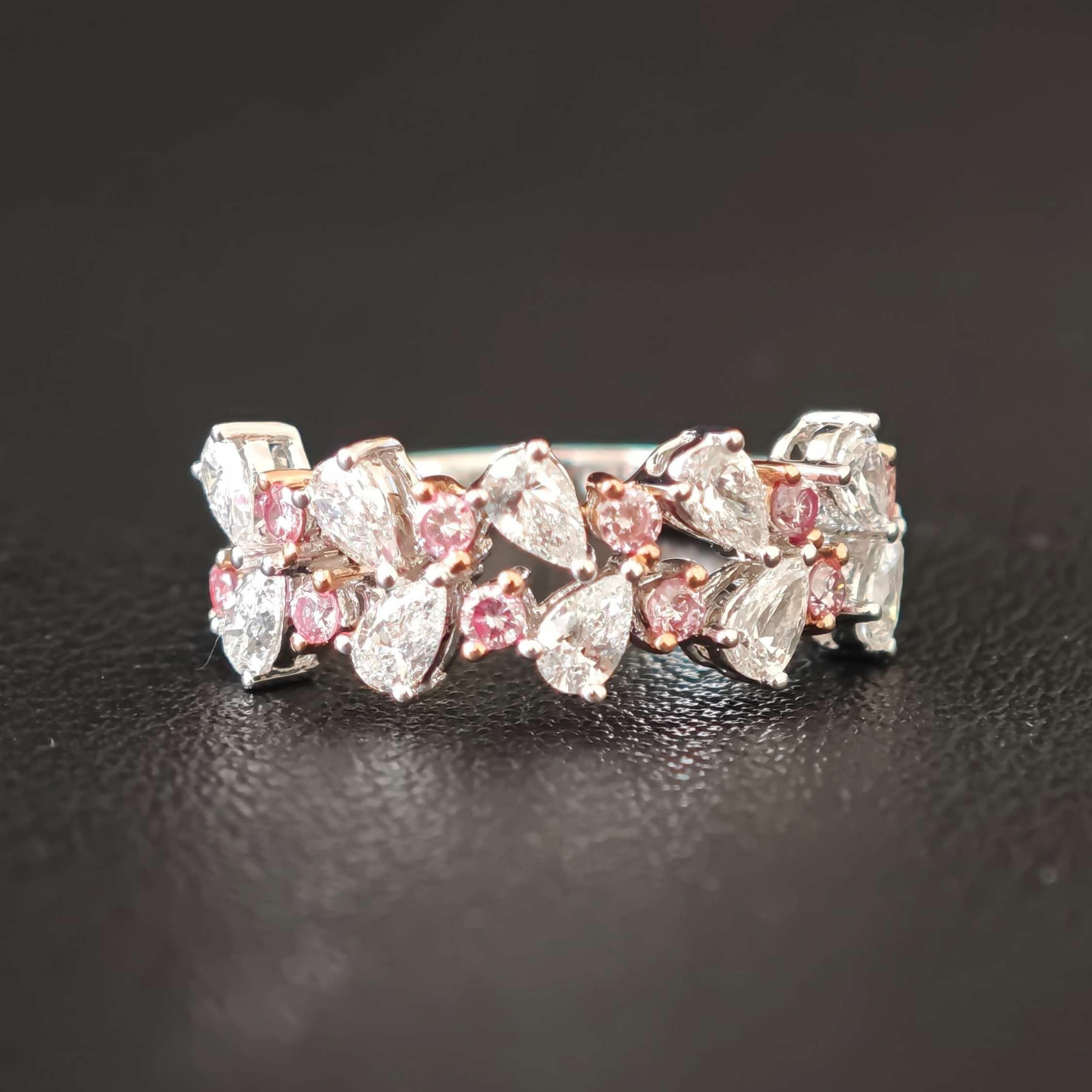 Dieser auffällige und feminine Ring zeichnet sich durch eine wunderschöne Anordnung von natürlichen rosa und weißen Diamanten aus, die einen seltenen und luxuriösen Kontrast bilden.
Bei den birnenförmigen Diamanten handelt es sich um 10 weiße