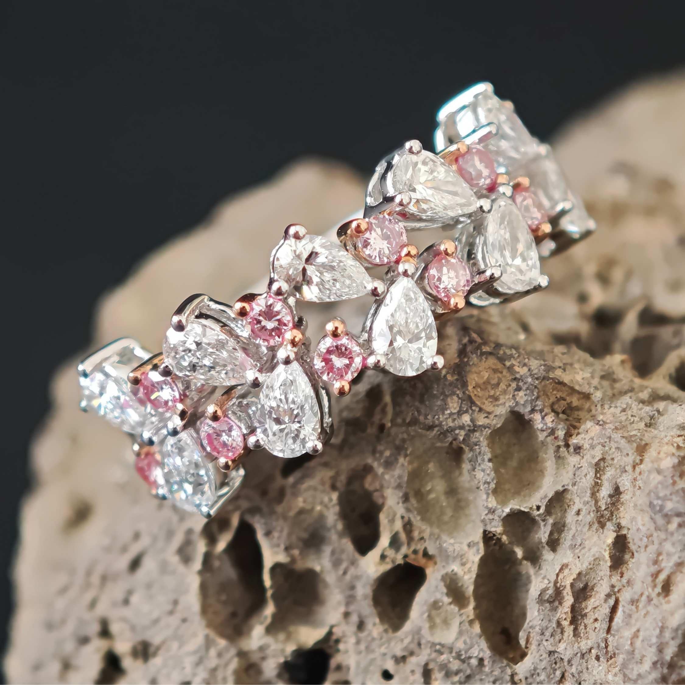 Cocktailring, natürliche runde Pink & Pear White Diamanten 1,28 ct.  18K Gold im Zustand „Neu“ im Angebot in Ramat Gan, IL