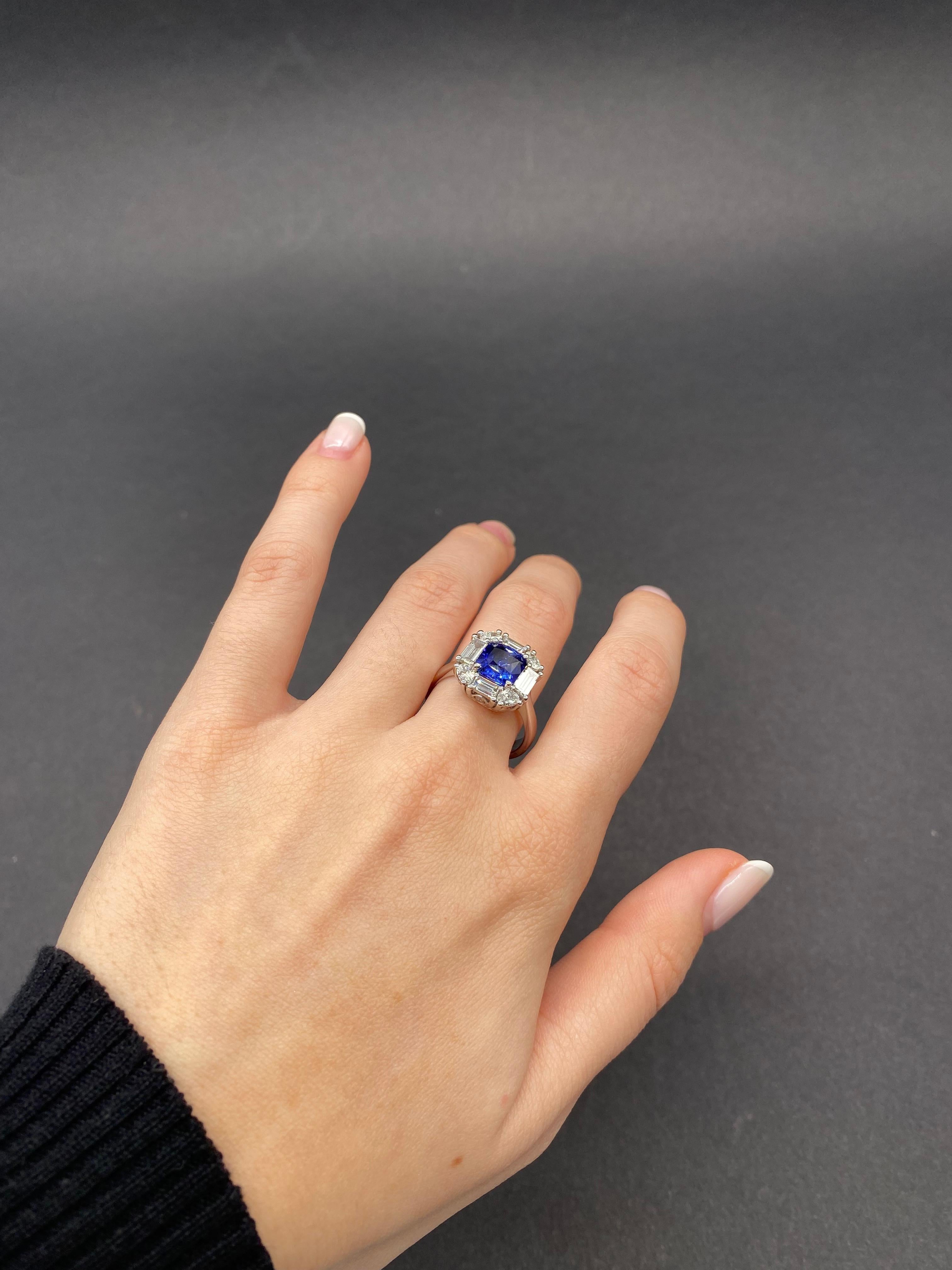 Cocktail Ring Natural Sapphire and Diamonds In New Condition For Sale In Vannes, FR