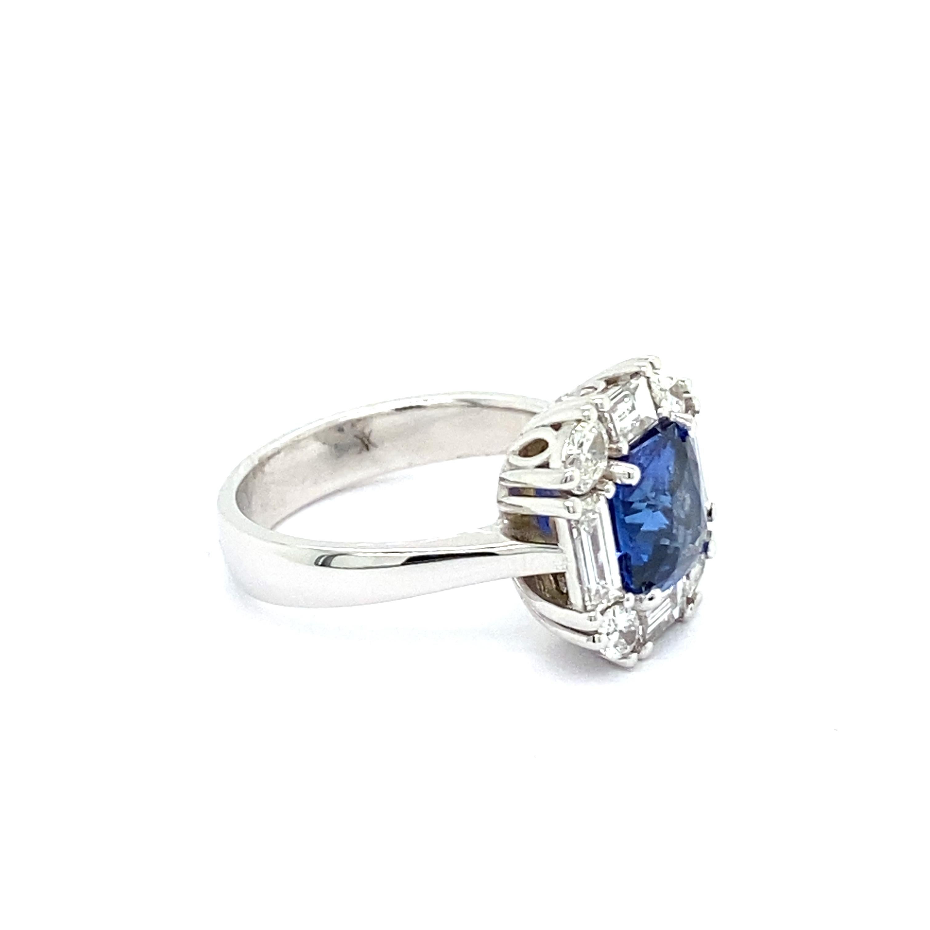 Women's Cocktail Ring Natural Sapphire and Diamonds For Sale