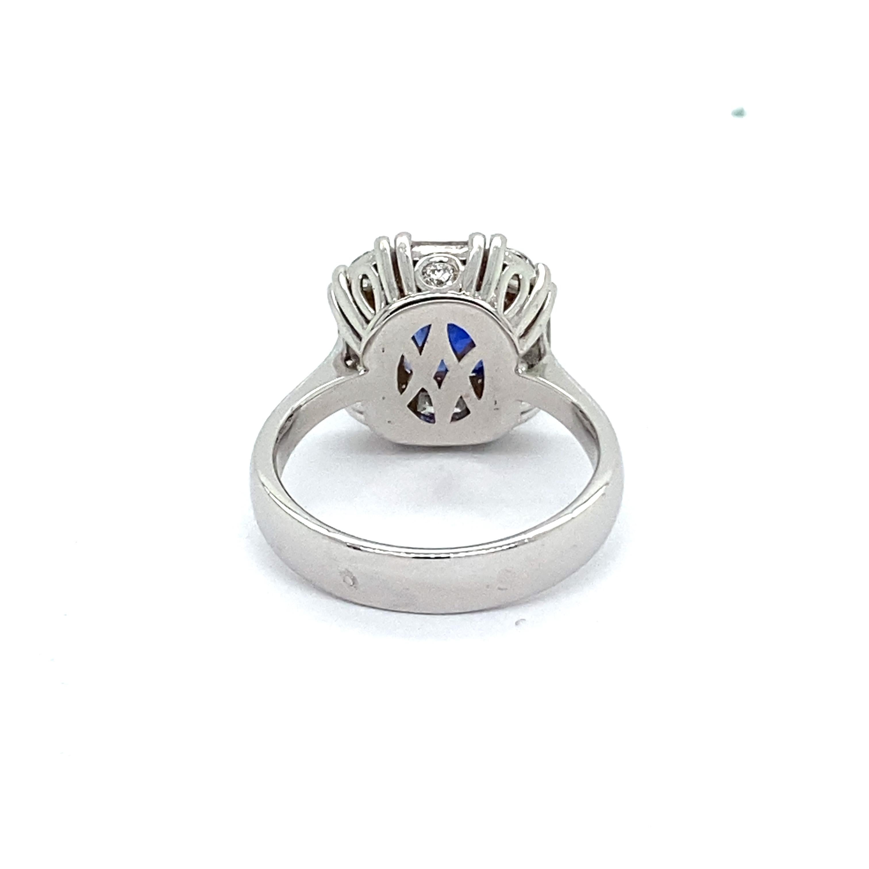 Cocktail Ring Natural Sapphire and Diamonds For Sale 1