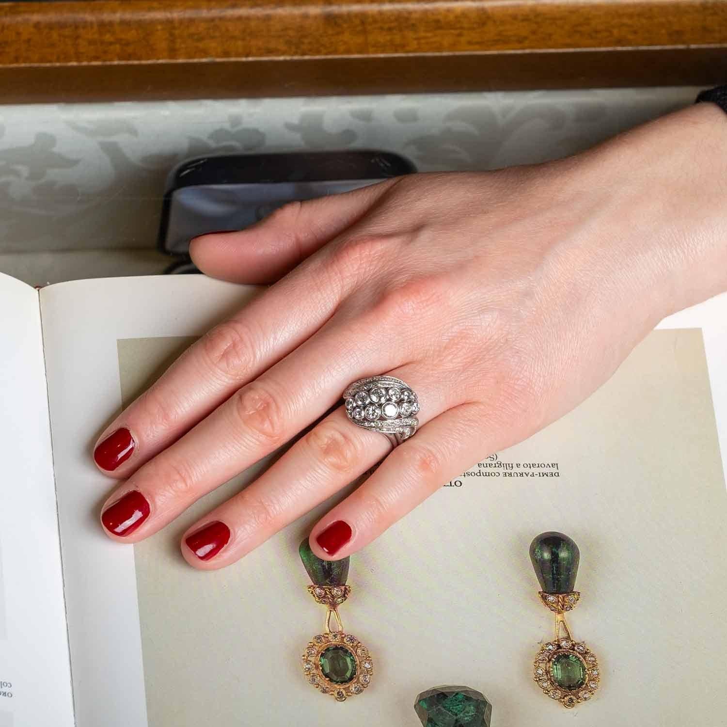 This unique 1960 ring is set in platinum with diagonal rows of diamonds that taper on each side from the centre.

Highlights:
- Platinum
- Round cut diamonds of approximately 2ct

Dimensioni
- Height 1.9cm x Width 2.1cm
- Weight 13.3g
- Italian ring