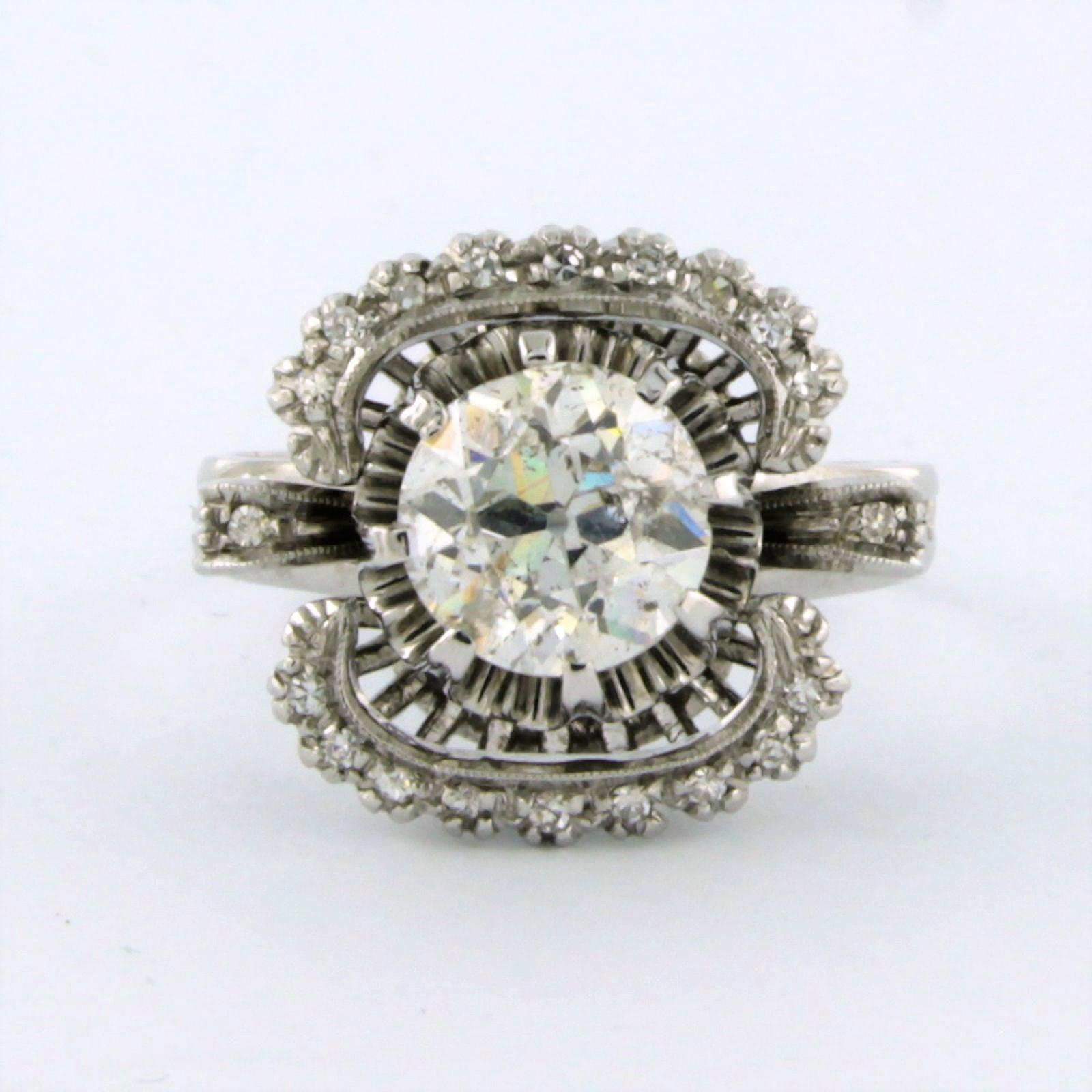 18k white gold ring set with an old mine cut diamond in the center. 1.85ct and around single cut diamond up to. 0.20ct – F/G – VS/SI – ring size U.S. 7.5 – EU. 17.75(56)

Detailed description

the top of the ring is 1.5 cm wide and 1.0 cm high

Ring