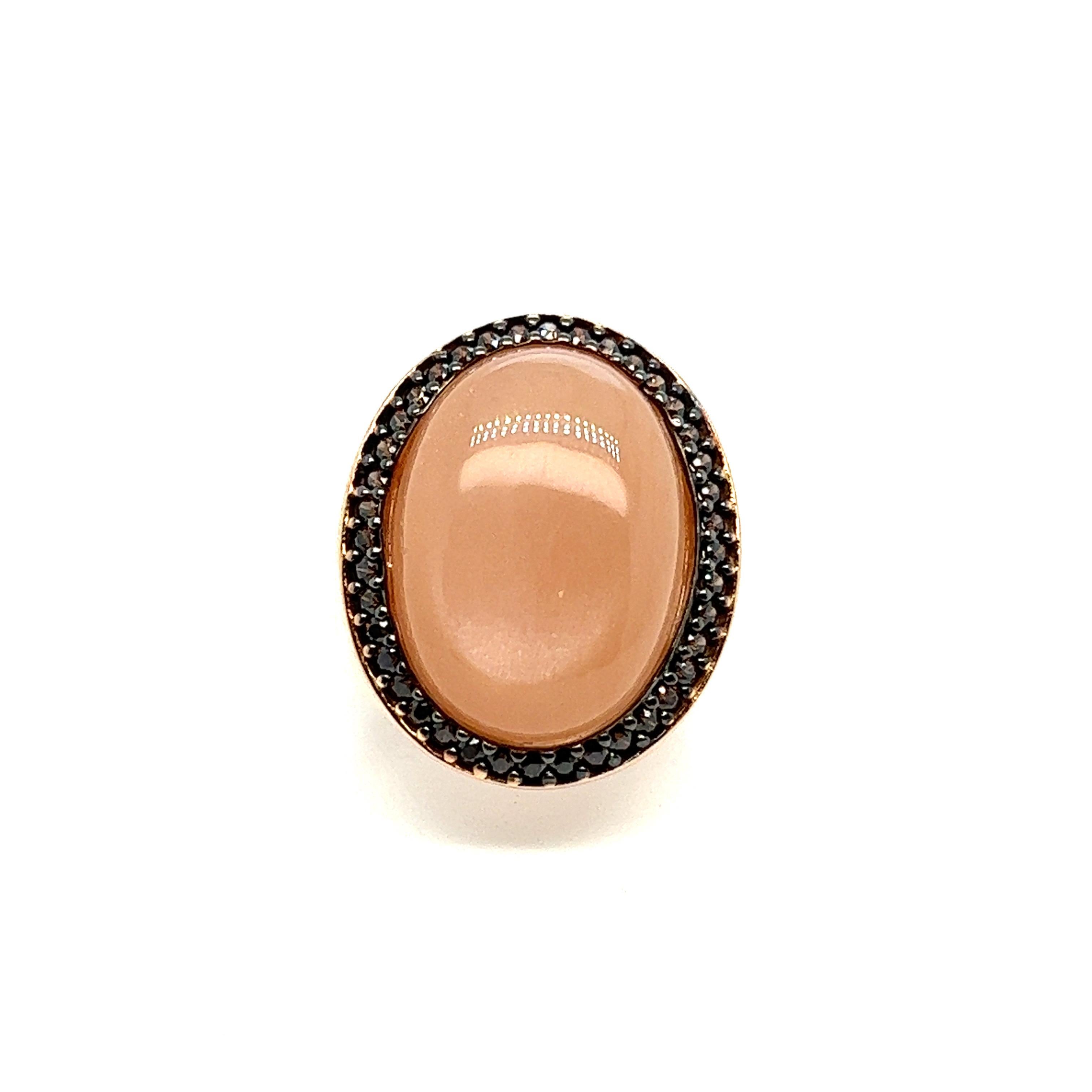 Discover our magnificent 18-carat pink gold cocktail ring, topped with a dazzling peach moostone. This exceptional piece embodies elegance and refinement, with its unique design and impeccable quality. The captivating peach moostone cabochon is set
