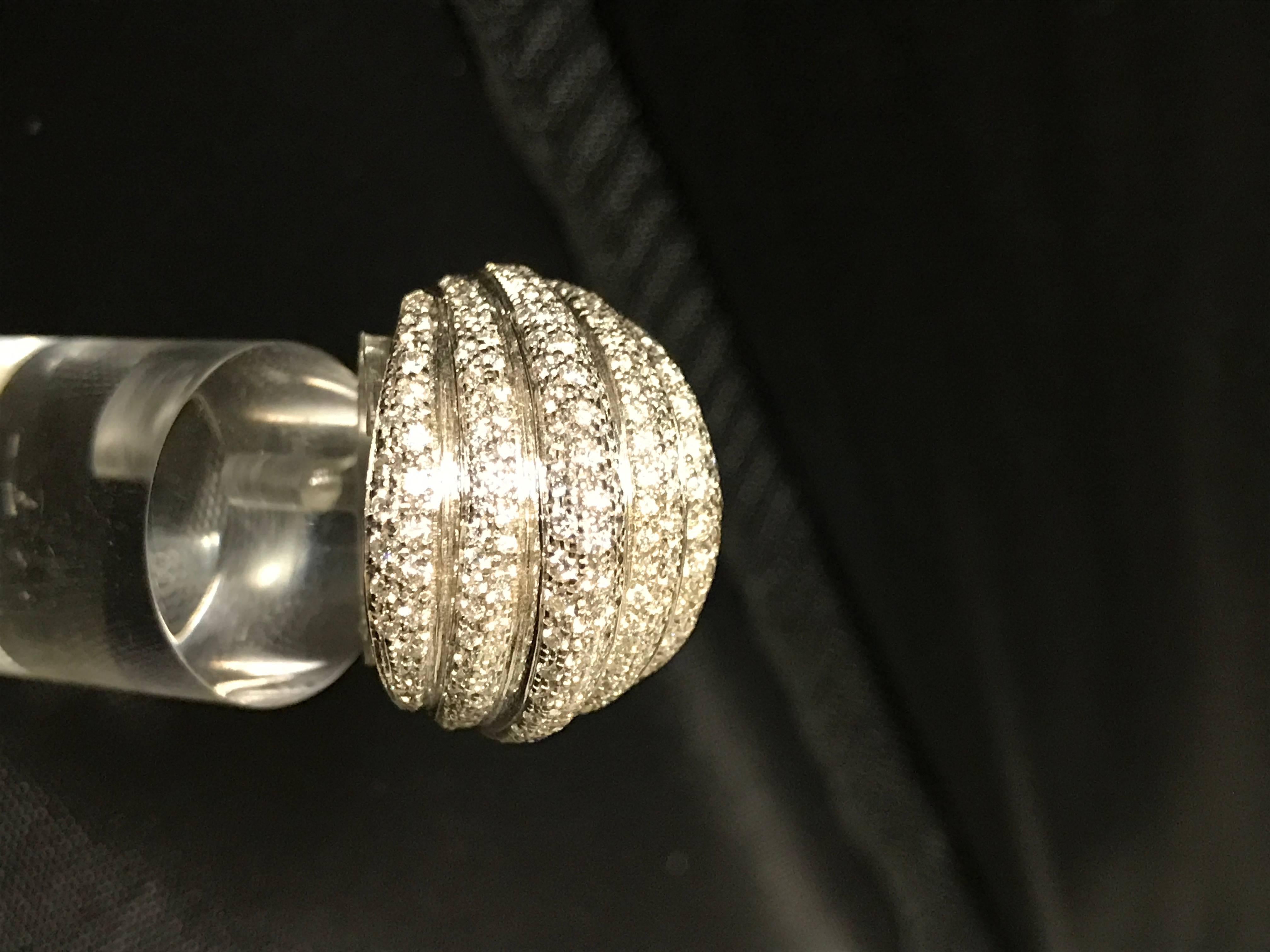 Discover this magnificent multiple ring in white gold and white diamonds, a true masterpiece of sophistication and elegance. This exceptional piece, crafted in 18-carat white gold, is embellished with white diamonds of incredible purity and
