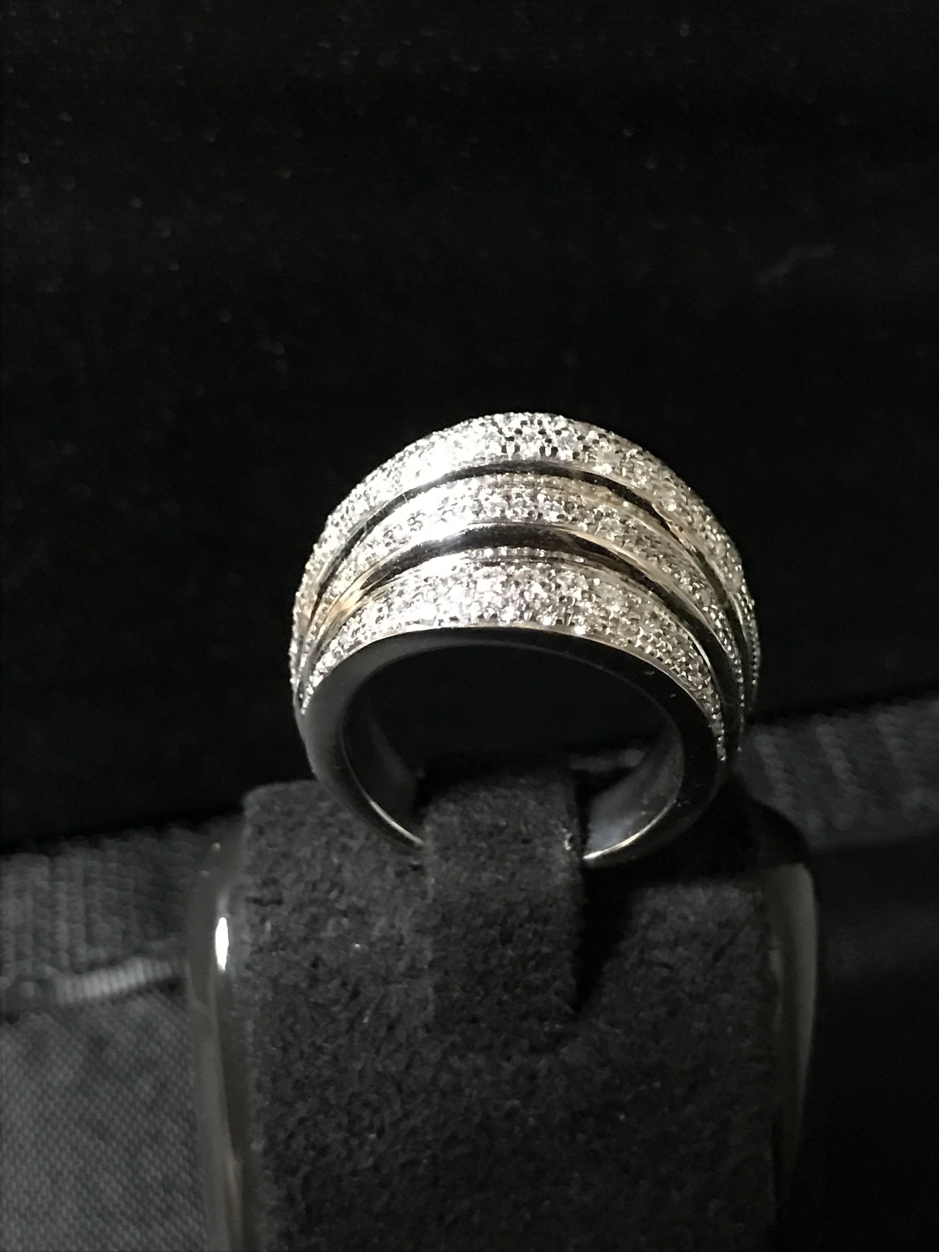 Cocktail-Ring mit weißen Diamanten aus Weißgold 18 Karat  (Art déco) im Angebot