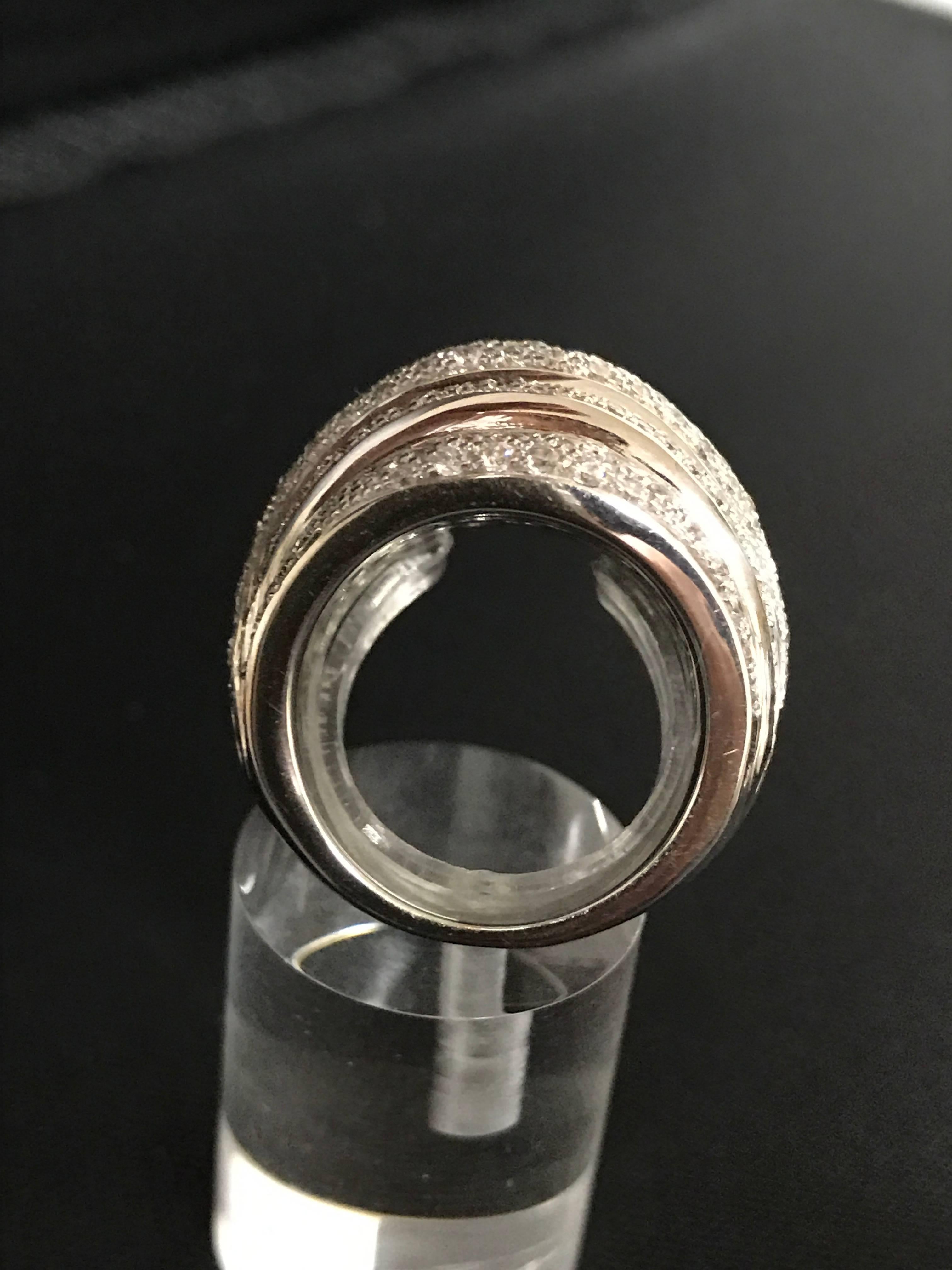 Cocktail-Ring mit weißen Diamanten aus Weißgold 18 Karat  im Zustand „Neu“ im Angebot in Vannes, FR