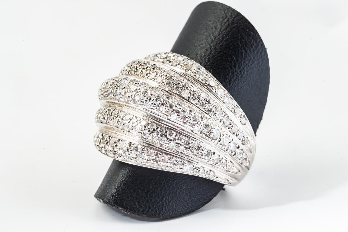 Bague cocktail en or blanc 18 carats avec diamants blancs  en vente 1