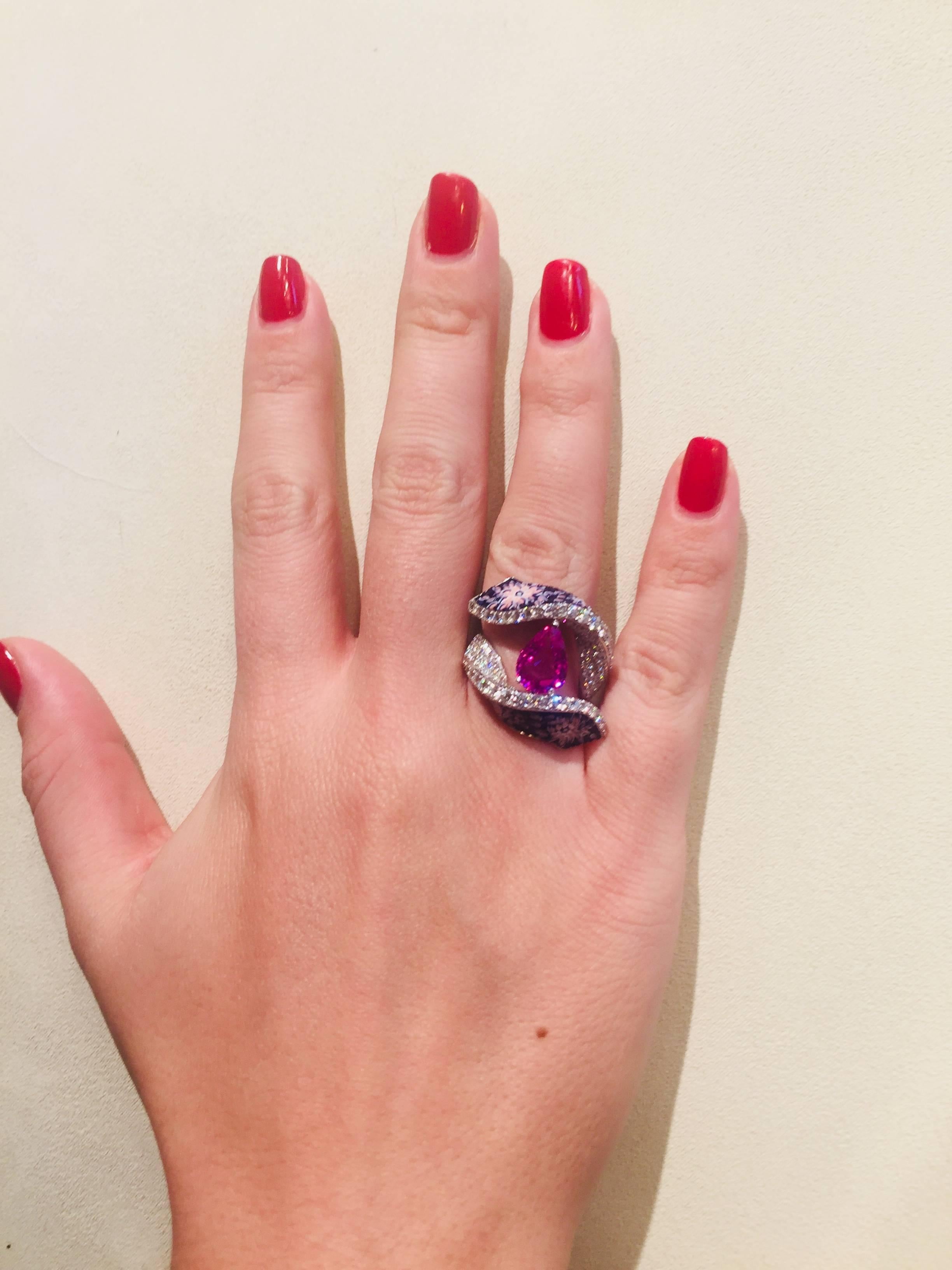 Anello da cocktail in oro bianco con diamanti rosa e zaffiro decorato a mano a micromosaico In condizioni Nuovo in vendita a London, GB