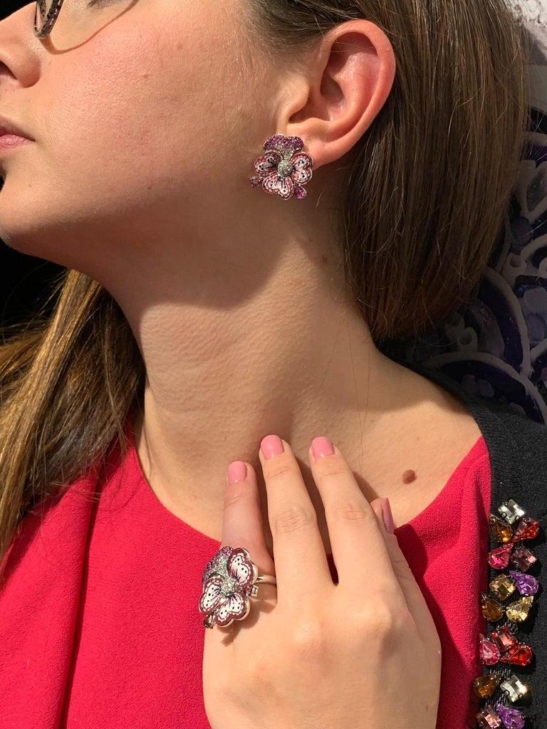 En vente :  Bague cocktail en or blanc, diamants blancs, saphirs, tourmalines et micro-mosaïque décorées 2