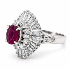 Anillo de cóctel con rubí oval de 1,00 quilates y 1,46 quilates de diamantes VS