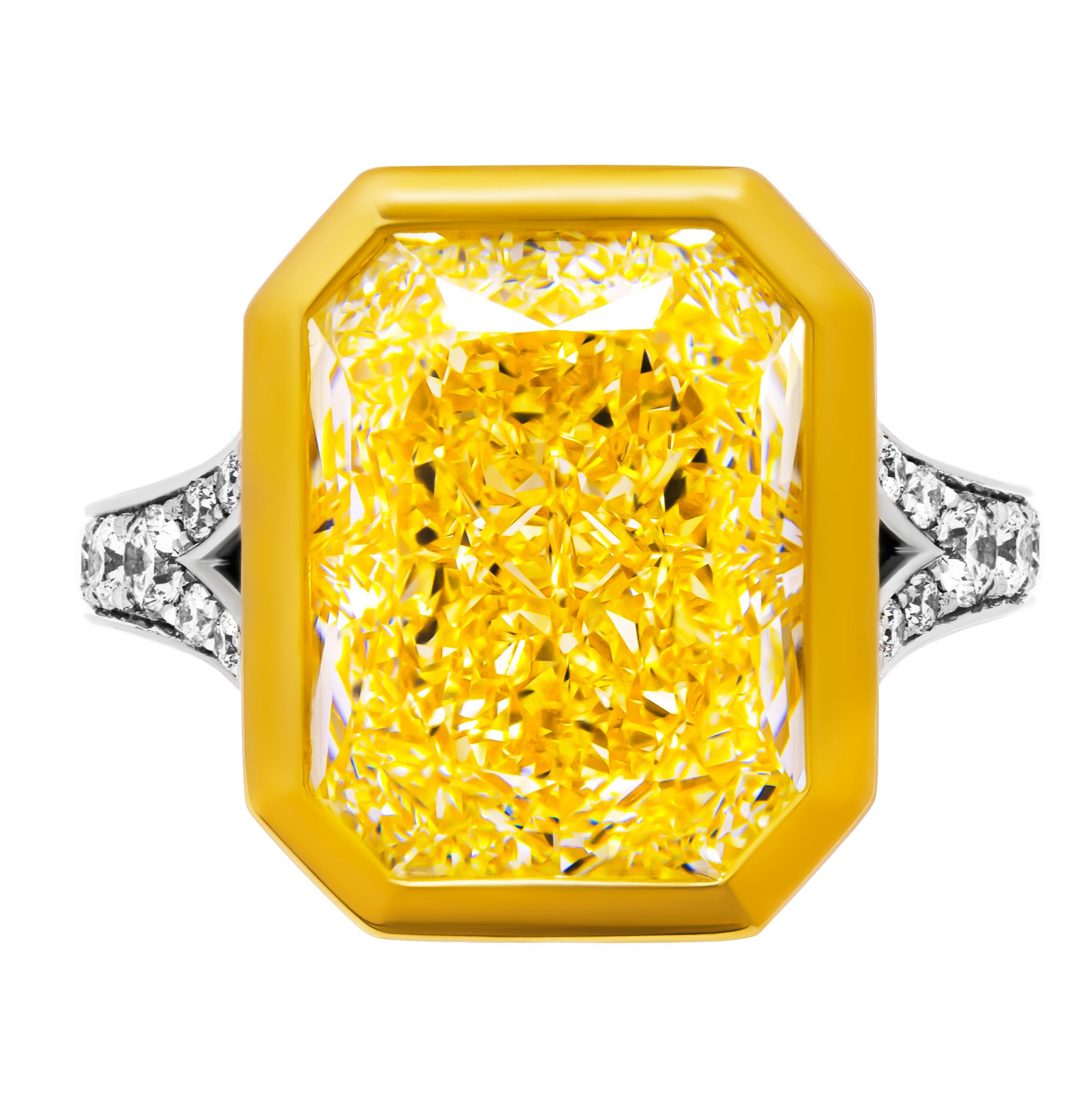 Cocktail Ring with 10.28ct Fancy Light Yellow VS1 Radiant Cut Diamond In New Condition For Sale In New York, NY