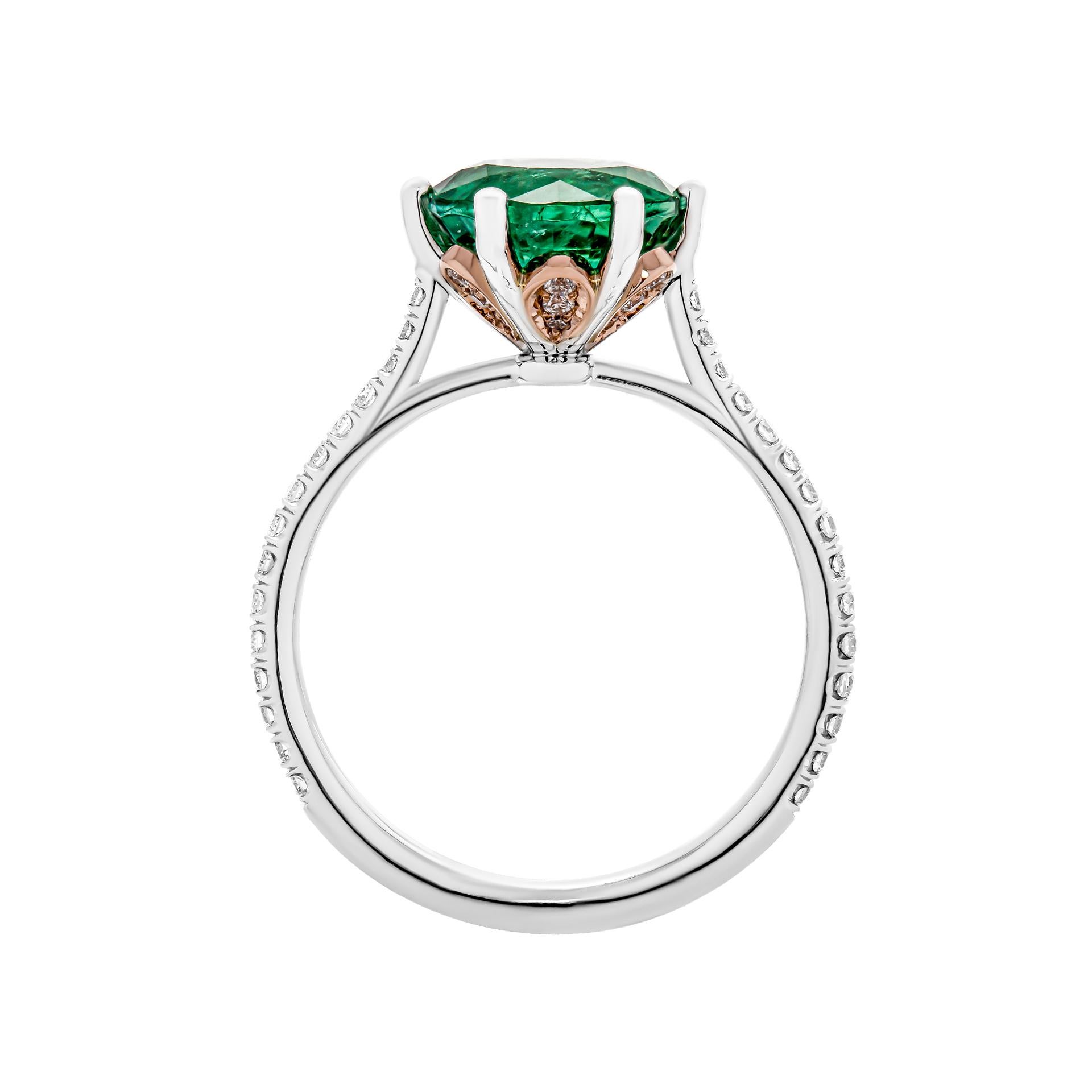 Modern Cocktail Ring with 2.75ct Round Green Emerald For Sale