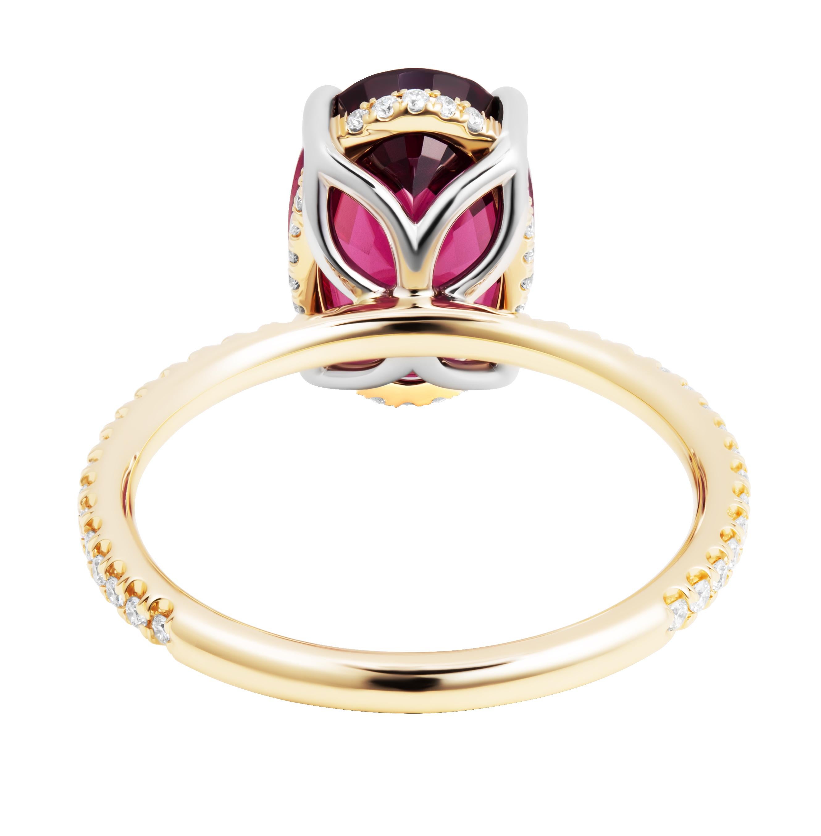 Bague en or jaune et or blanc 14K avec tige pavée de diamants et panier de diamants avec griffes de lotus uni
Poids total en carats des pavés : 0,31ct
Pierre centrale : 5.00ct Grenat Rhodolite 
 