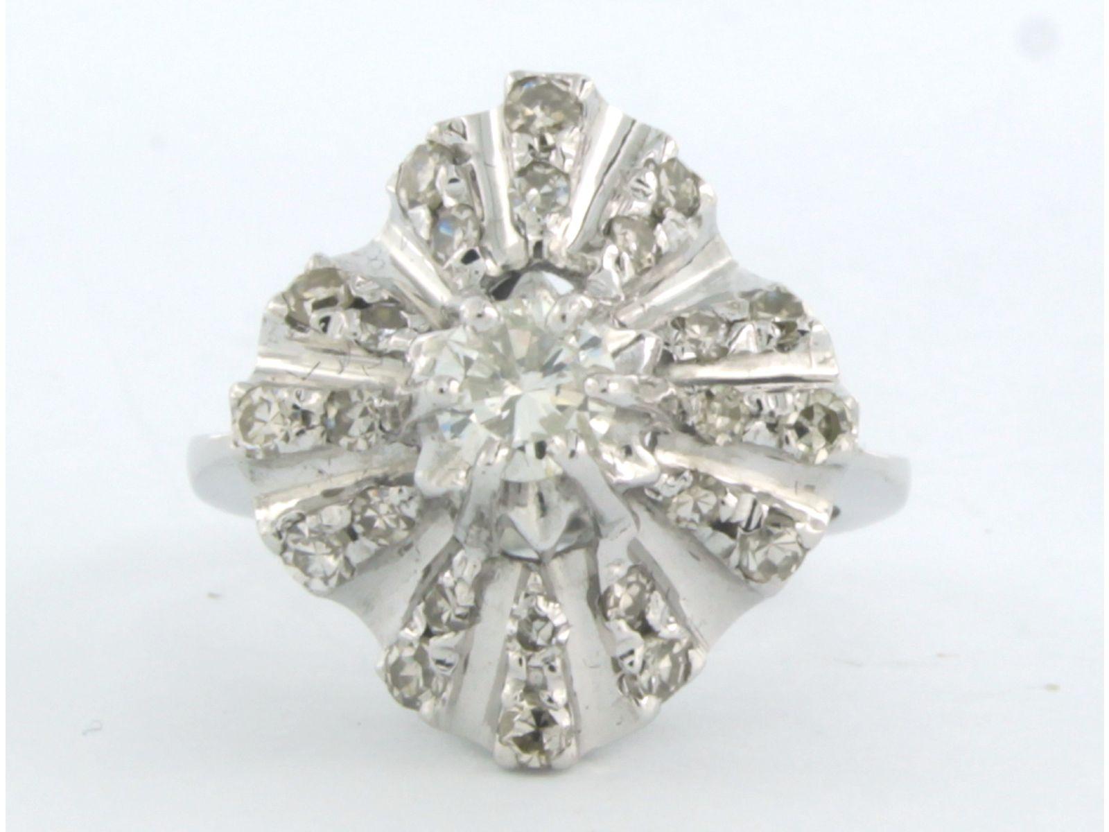 Cocktailring aus 14k Weißgold, besetzt mit Diamanten im Brillant- und Einzelschliff (bis zu 1,05ct) - K/L - VS/SI - Ringgröße US 5.25 - EU 16(50)

detaillierte Beschreibung:

die Oberseite des Rings ist 1,8 cm breit und 1,2 cm hoch

Ringgröße US