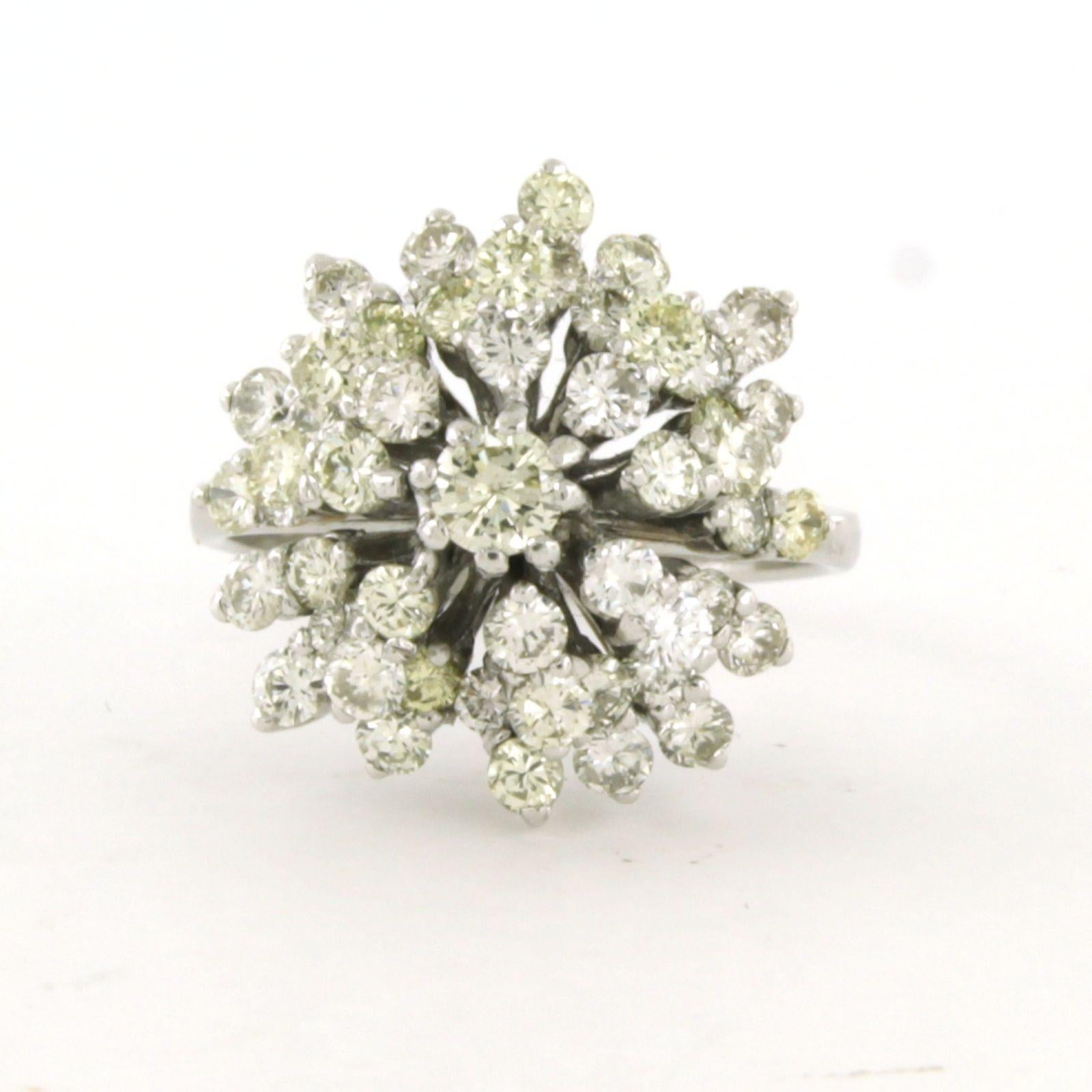 Ring aus 14k Weißgold, besetzt mit Diamanten im Brillantschliff, bis zu ca. 2,00ct - K/L - VS/SI - Ringgröße US 6,0 - EU 16,5(52)

Ausführliche Beschreibung

die Oberseite des Rings ist 1,8 cm breit und 1,1 cm hoch

Ringgröße US 6.0 - EU 16.5(52).