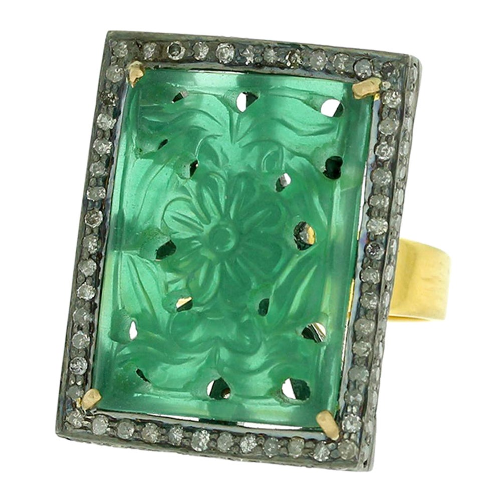 Anello da cocktail con onice verde intagliato al centro circondato da diamanti in pavé