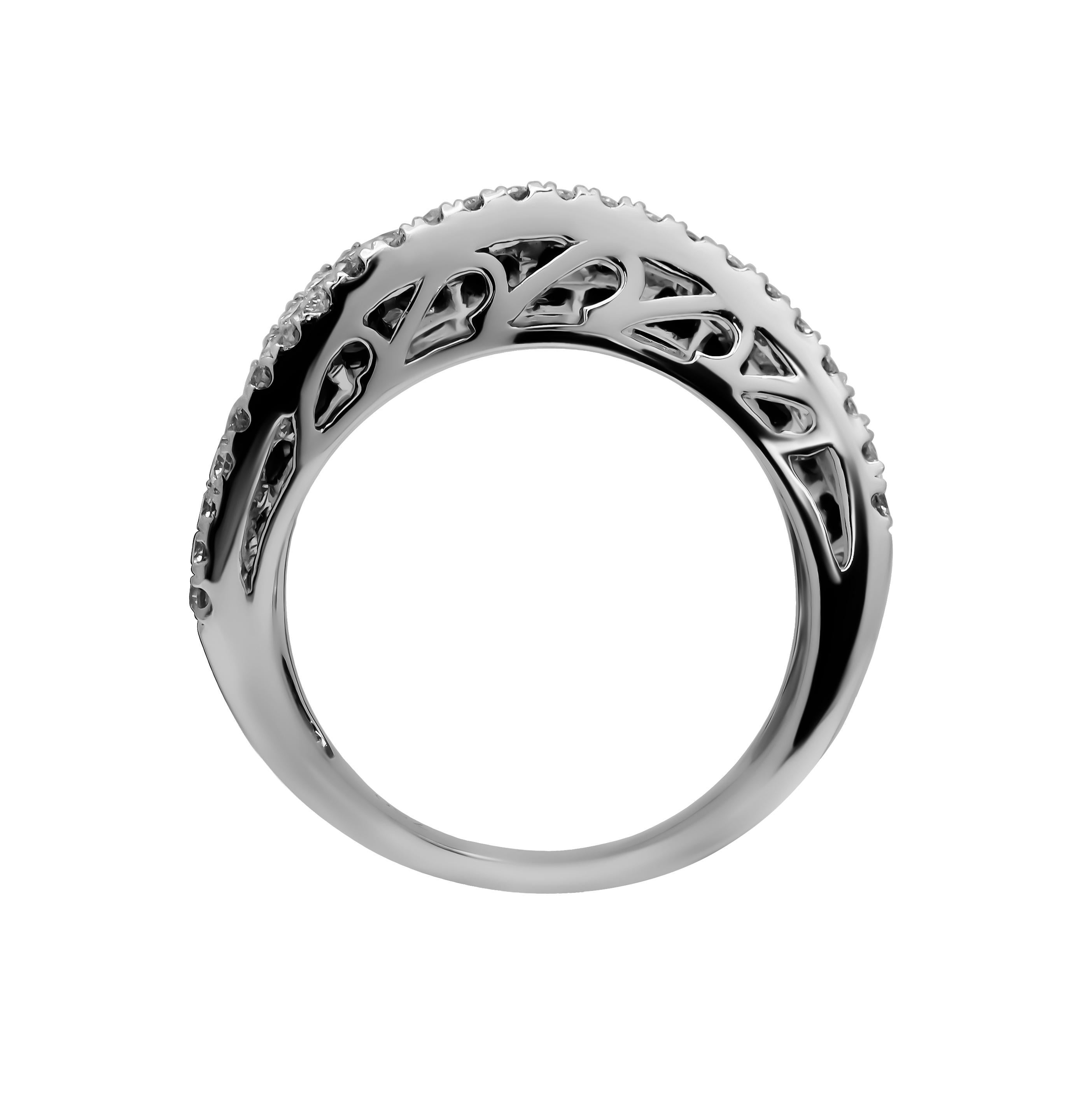 Moderno Anello da cocktail con diamanti e zaffiri blu in vendita