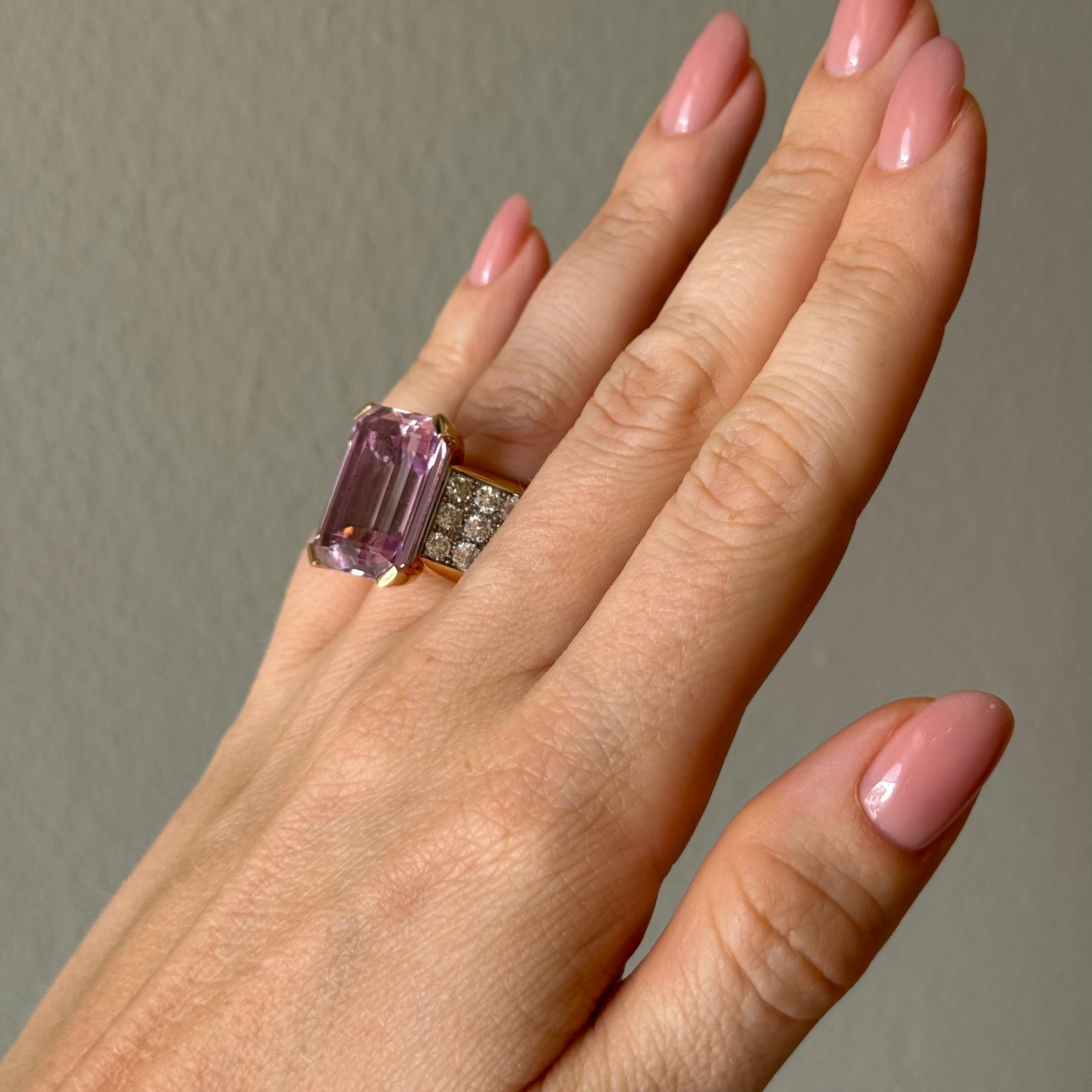 Cocktailring mit Diamanten und Kunzit aus 18 Karat Gelbgold von Binder (Künstler*in) im Angebot