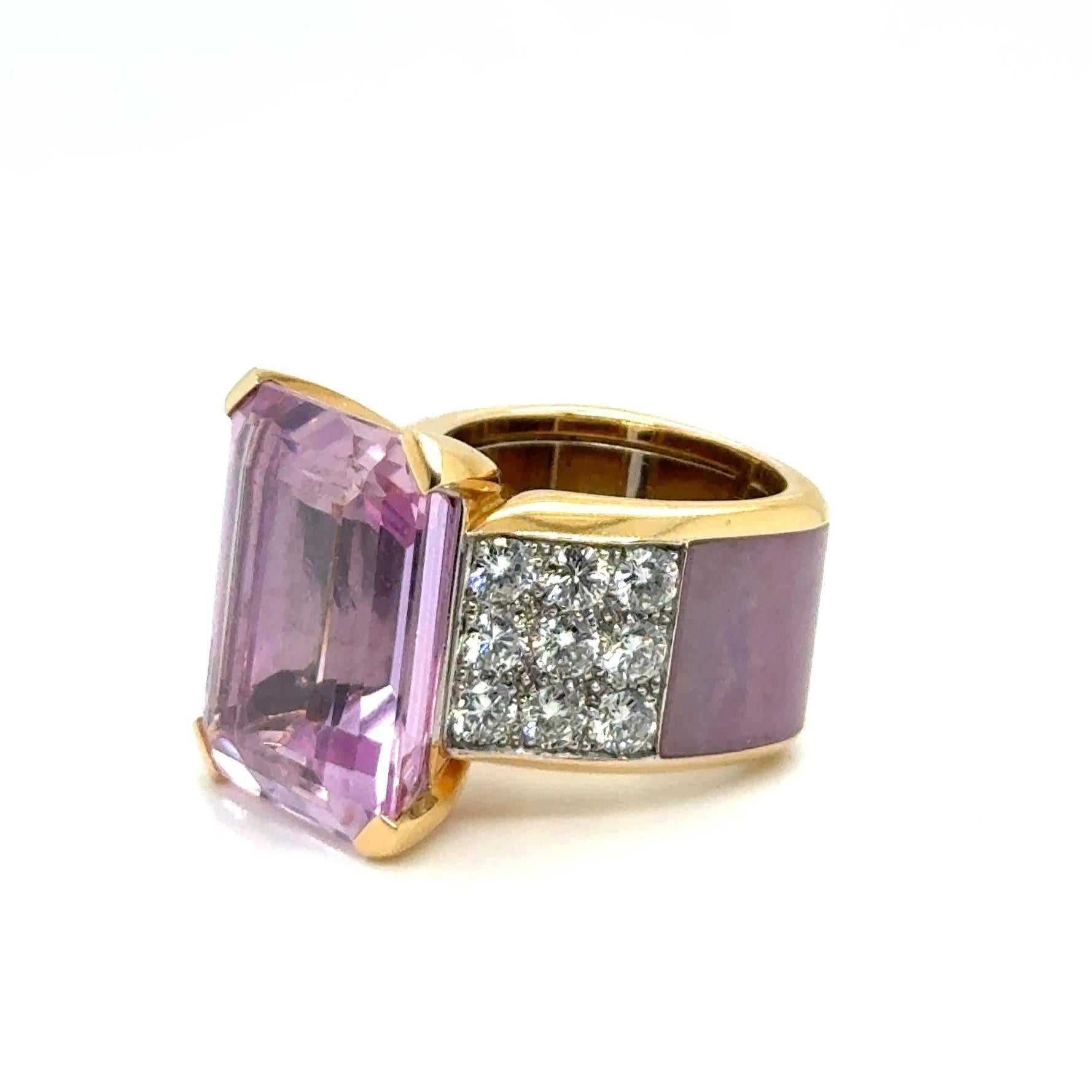 Cocktailring mit Diamanten und Kunzit aus 18 Karat Gelbgold von Binder (Smaragdschliff) im Angebot
