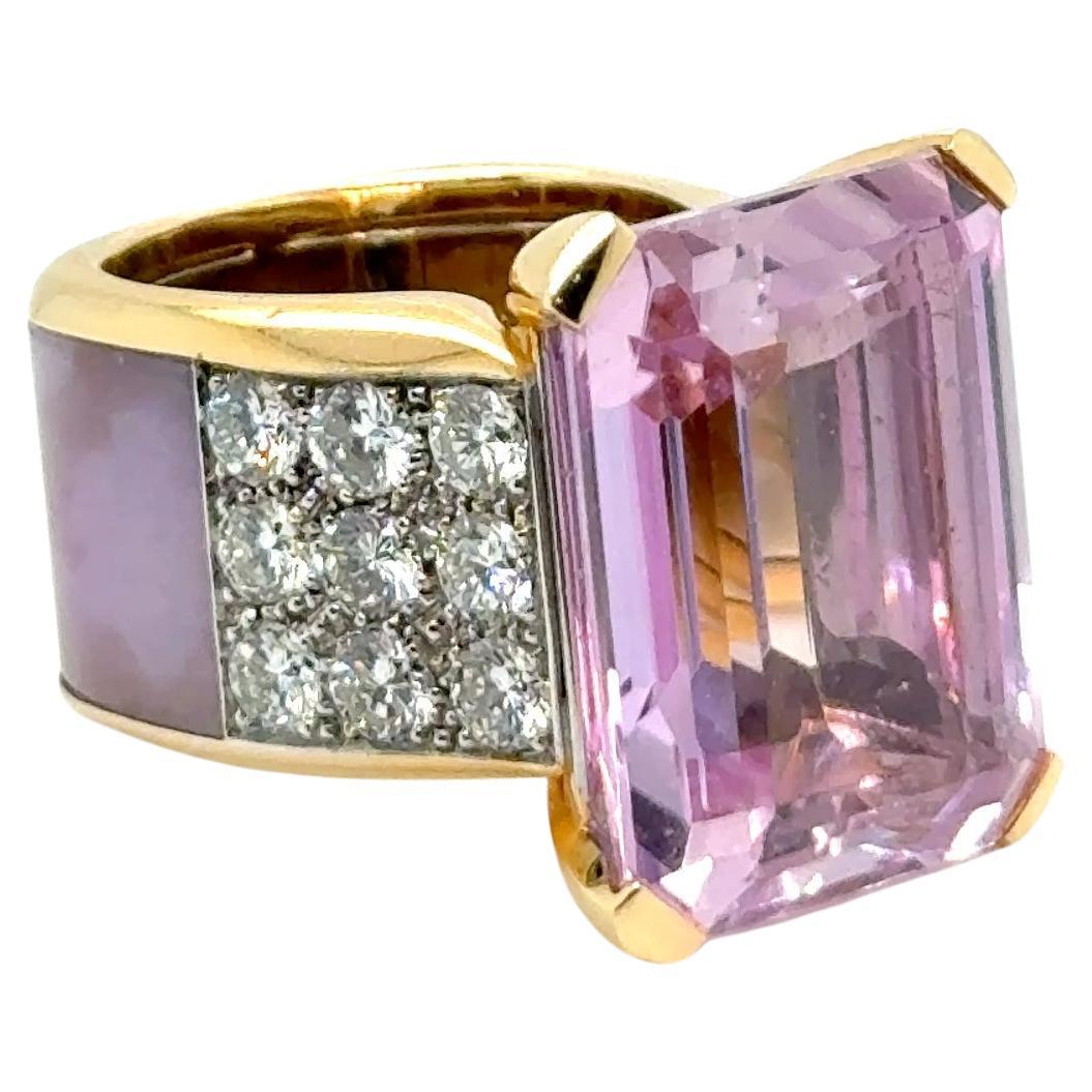 Cocktailring mit Diamanten und Kunzit aus 18 Karat Gelbgold von Binder im Angebot