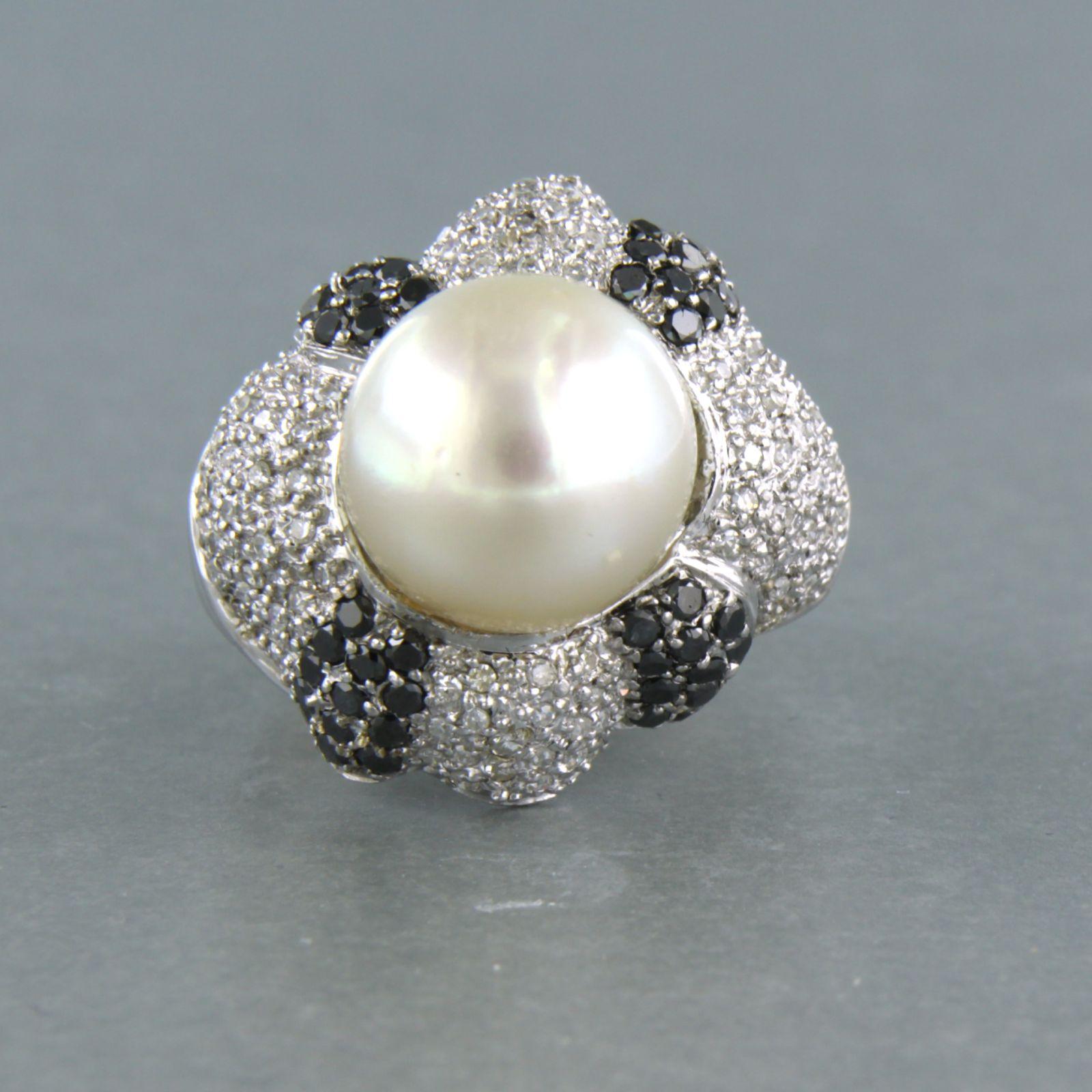 14k white gold ring set with a pearl and black brilliant cut and white single cut diamonds. 1.50ct - ring size U.S. 7 - EU. 17.25(54)

detailed description:

The top of the ring is 2.1 cm wide and 1.4 mm high

Ring size U.S. 7 - EU. 17.25(54), ring