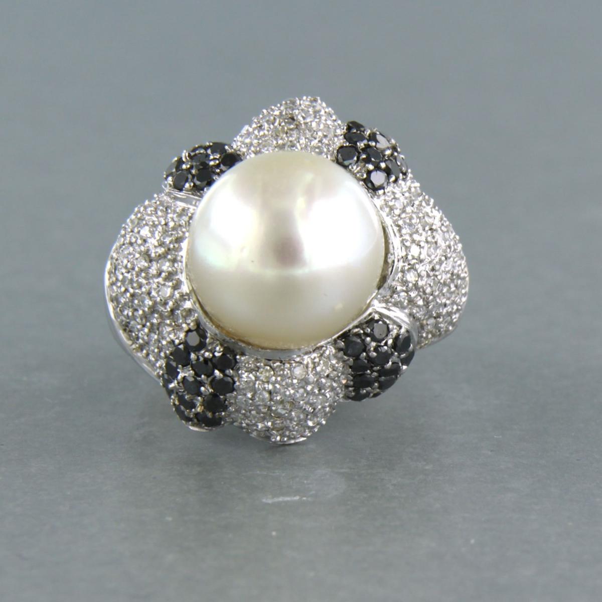 14k white gold ring set with a pearl and black brilliant cut and white single cut diamonds. 1.50ct - ring size U.S. 7 - EU. 17.25(54)

detailed description:

The top of the ring is 2.1 cm wide and 1.4 mm high

Ring size U.S. 7 - EU. 17.25(54), ring