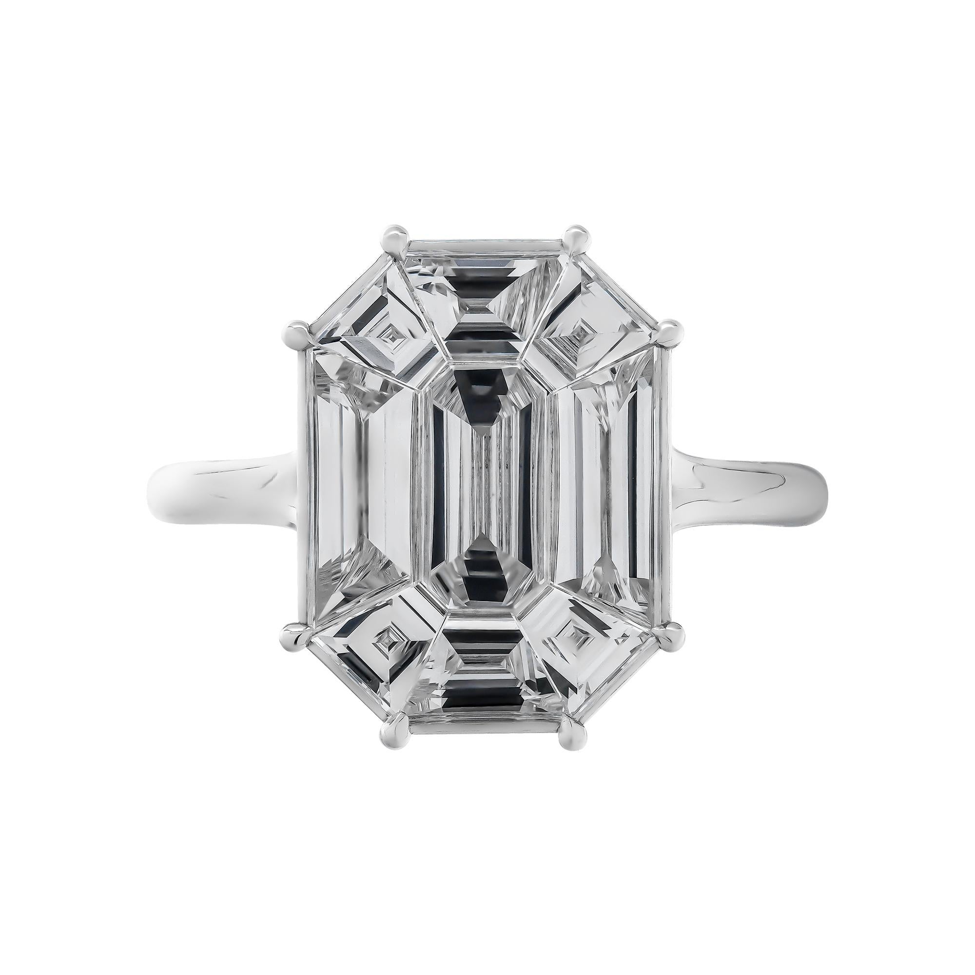 Un véritable bijou !
Magnifique, audacieuse et intemporelle, cette bague de taille émeraude sertie d'un diamant Pie Cut d'une valeur totale de 2,20 carats offre l'aspect d'un diamant de 5 à 6 carats pour une fraction du prix ! Tous les diamants sont