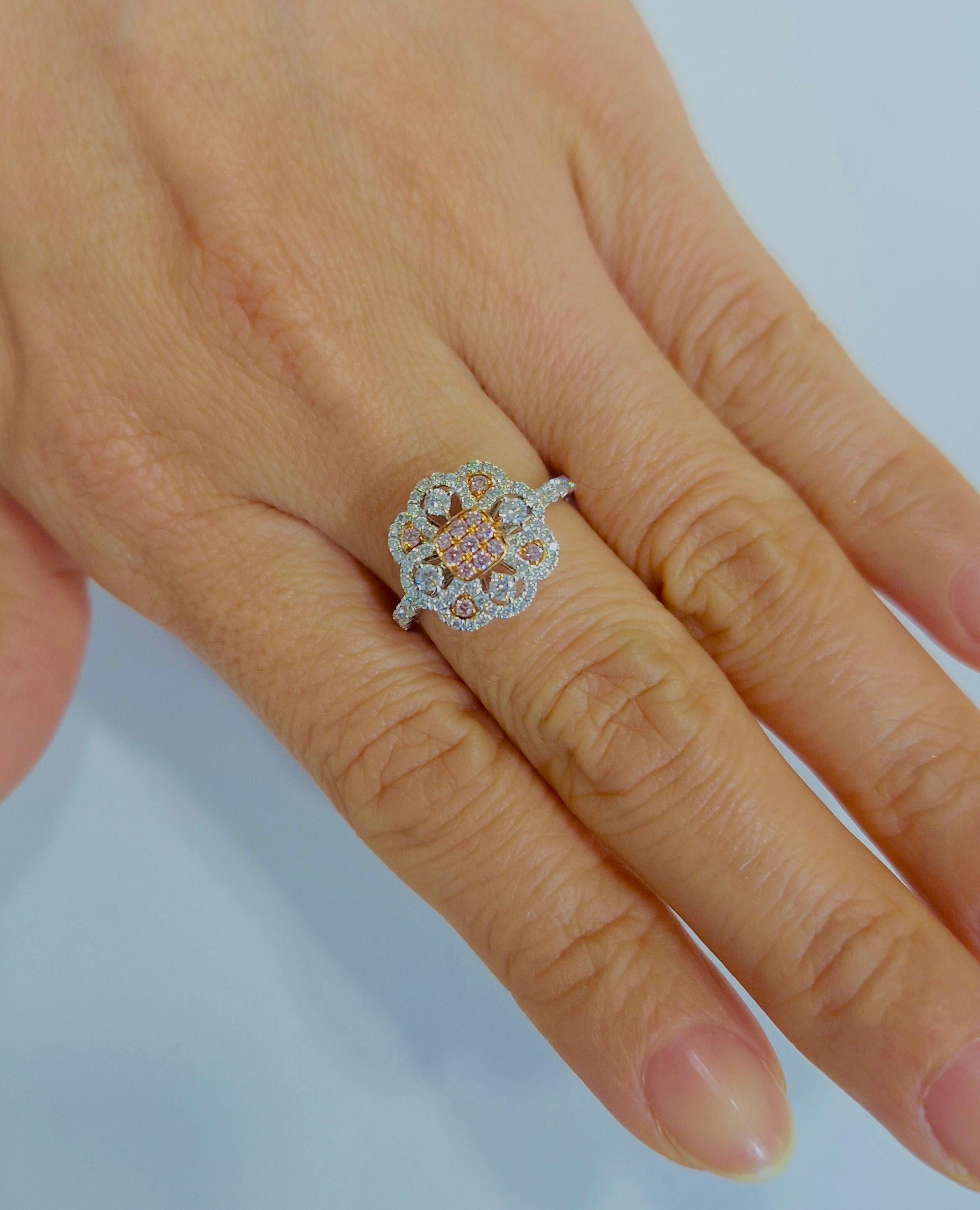 Anello da cocktail con diamanti Pink Rare e diamanti bianchi, realizzato in platino In condizioni Nuovo in vendita a Hong Kong, HK