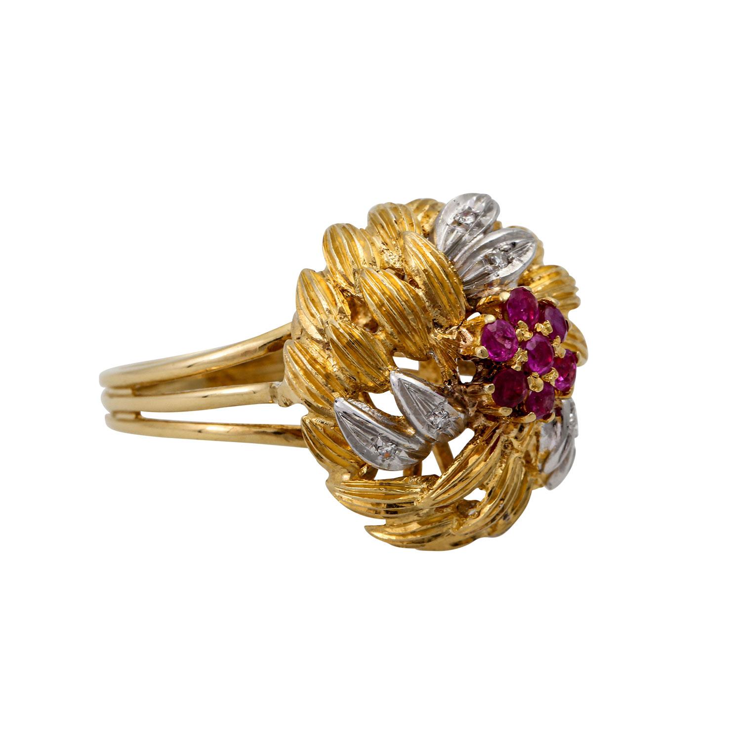 Cocktail ring with rubies flowered, 6 octagonal diam., total approx. 0.06 ct, GG 18K, RW: 54, handmade.






