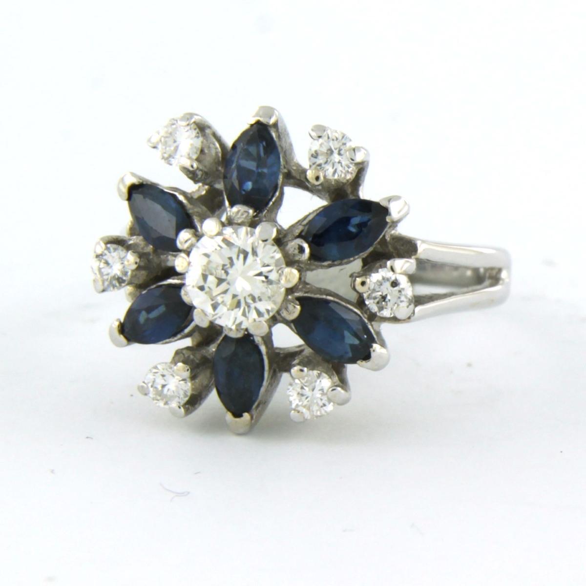 Anillo de cóctel de oro blanco de 14k engastado con zafiro y diamante talla brillante. 0,56 ct - talla EE.UU. 4,75 - UE. 15.5(49)

descripción detallada:

la parte superior del anillo mide 1,4 cm de ancho por 9,0 mm de alto

peso 4,6 gramos

talla