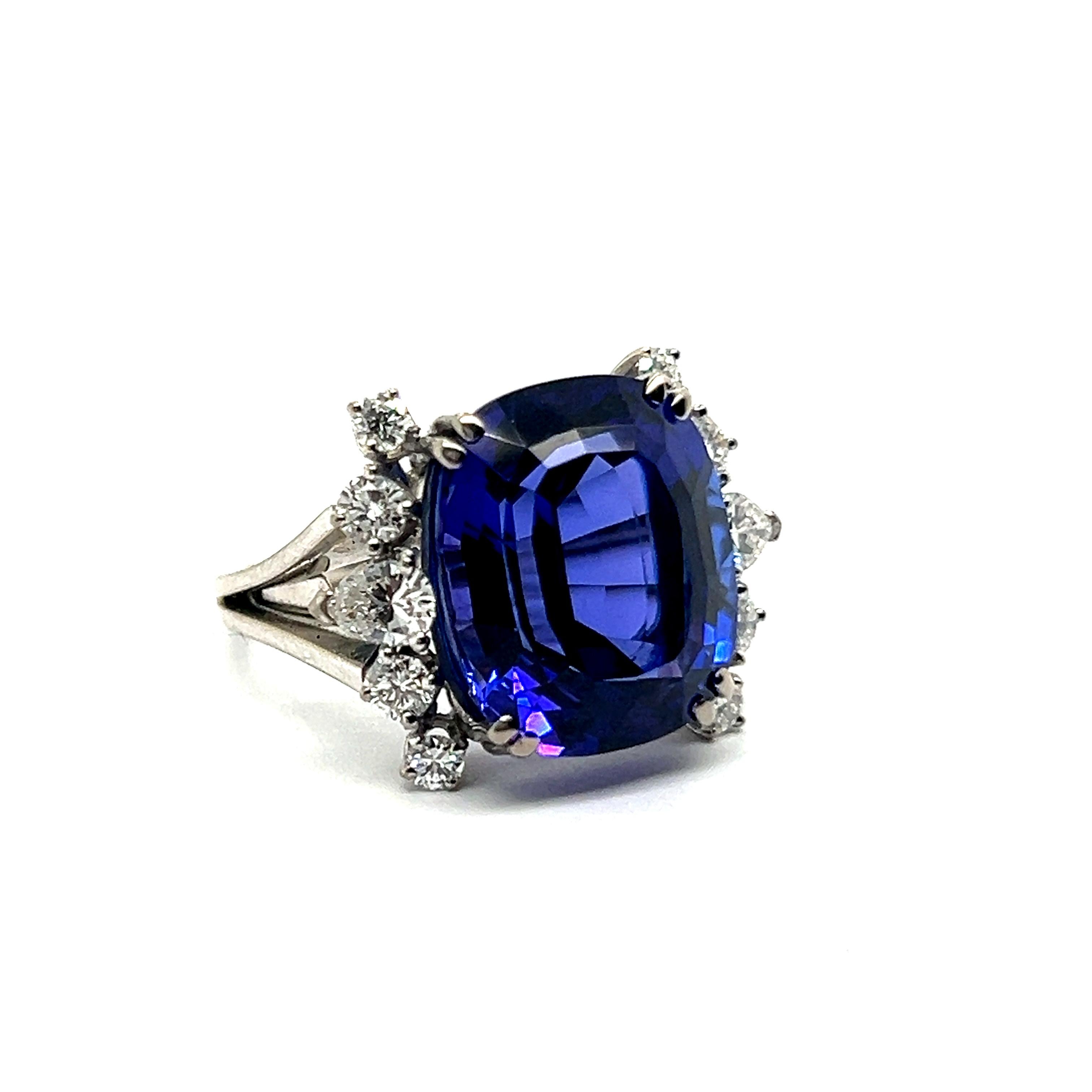 Questo splendido anello da cocktail, incastonato in oro bianco da 18 carati, presenta un'affascinante tanzanite da 10,42 carati con taglio a cuscino, che irradia un blu profondo e ricco che sembra quasi ultraterreno. 

Intorno alla tanzanite ci sono