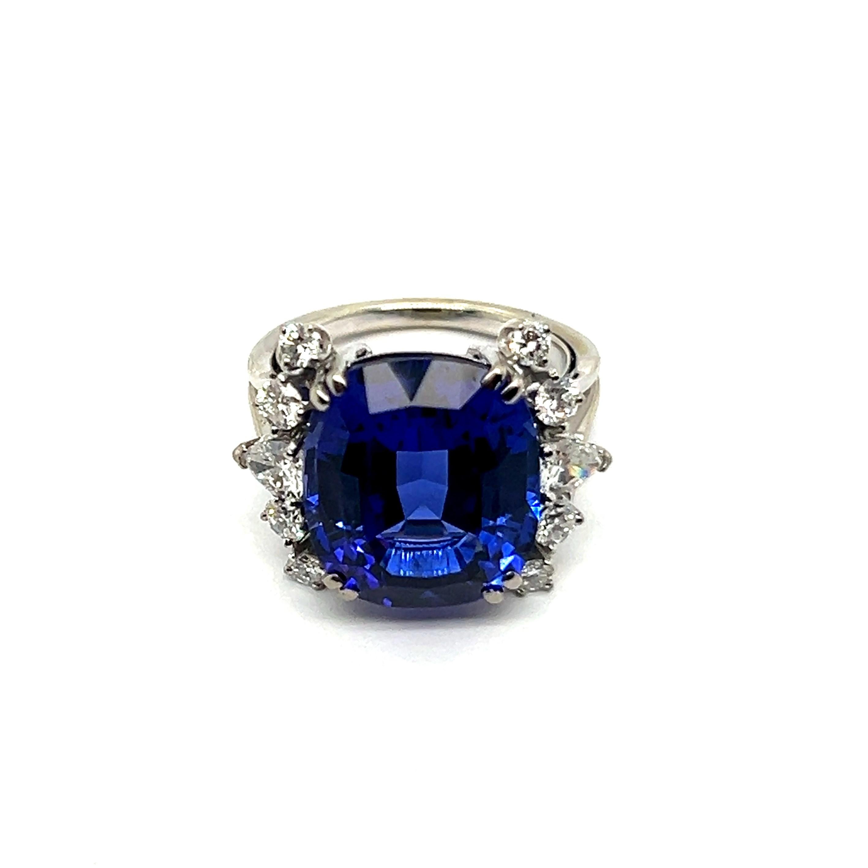 Moderno Anello Cocktail con tanzanite e diamanti in oro bianco 18 carati in vendita