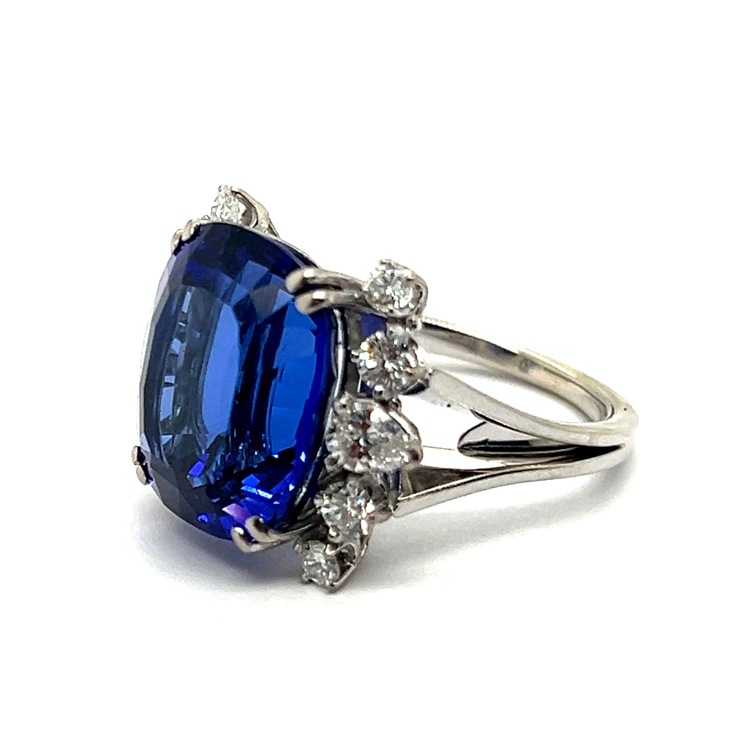 Taglio cuscino Anello Cocktail con tanzanite e diamanti in oro bianco 18 carati in vendita