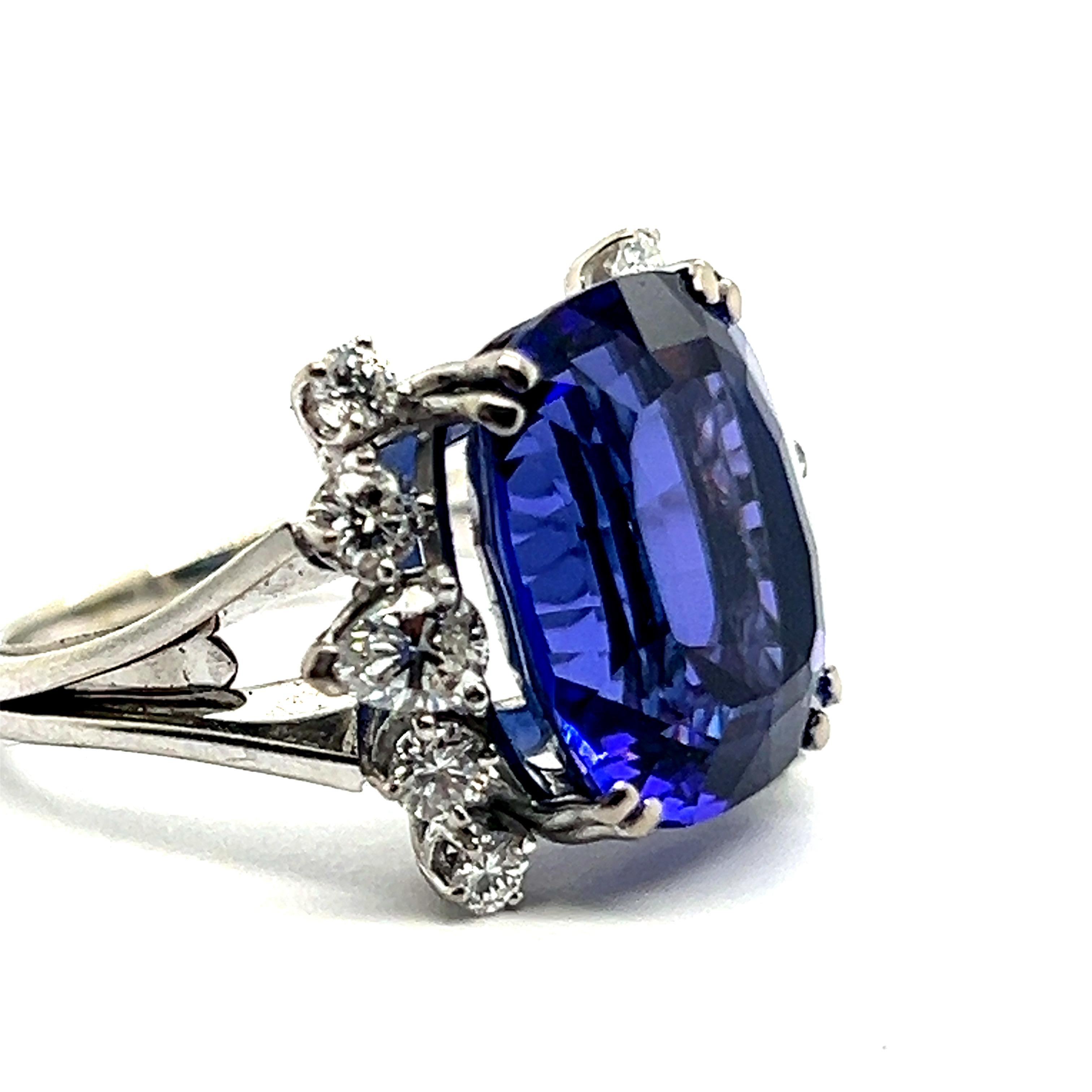 Anello Cocktail con tanzanite e diamanti in oro bianco 18 carati In condizioni ottime in vendita a Lucerne, CH