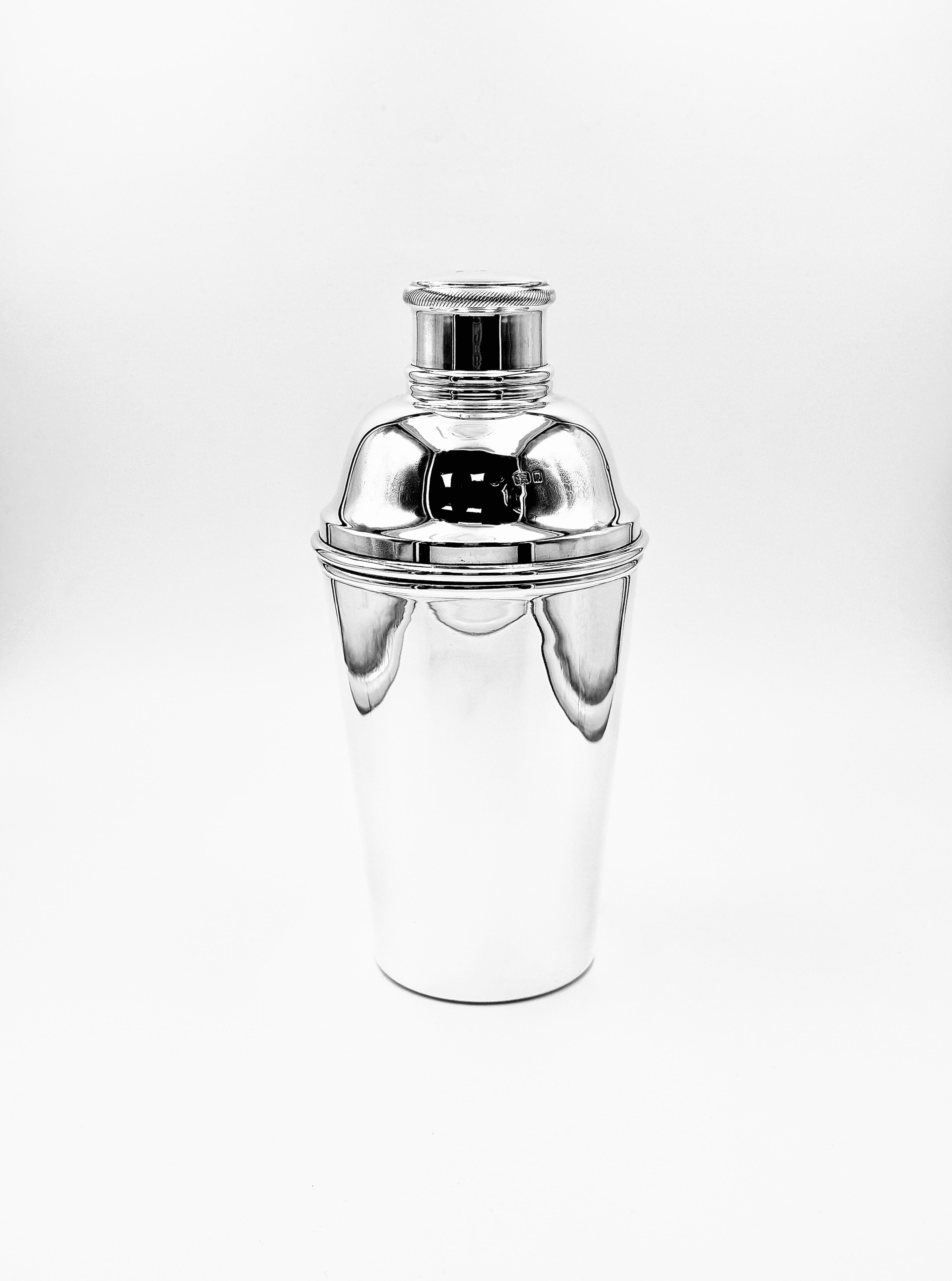 Sterling Silver Cocktail Shaker, Goldsmiths & Silversmiths Co. Ltd., London, 1932
An elegant Art Deco cocktail shaker with tapering cylindrical body, domed strainer, and knurled cap. Highly polished and well-proportioned, it exemplifies 1930s