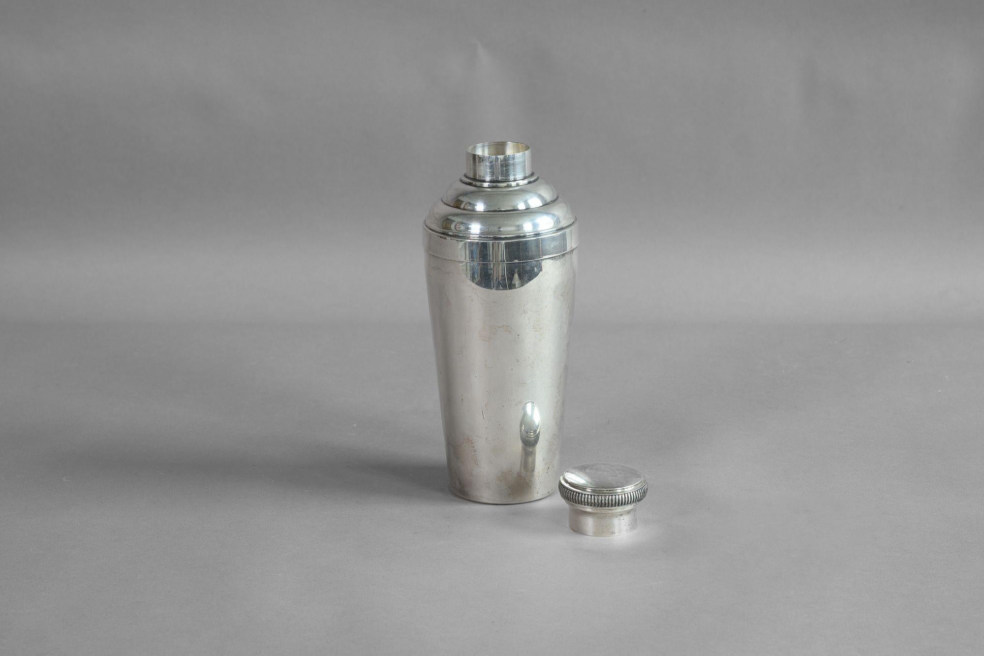 Silver plated cocktail shaker. Circa 1930

H 24cm x W 9cm x D 9cm