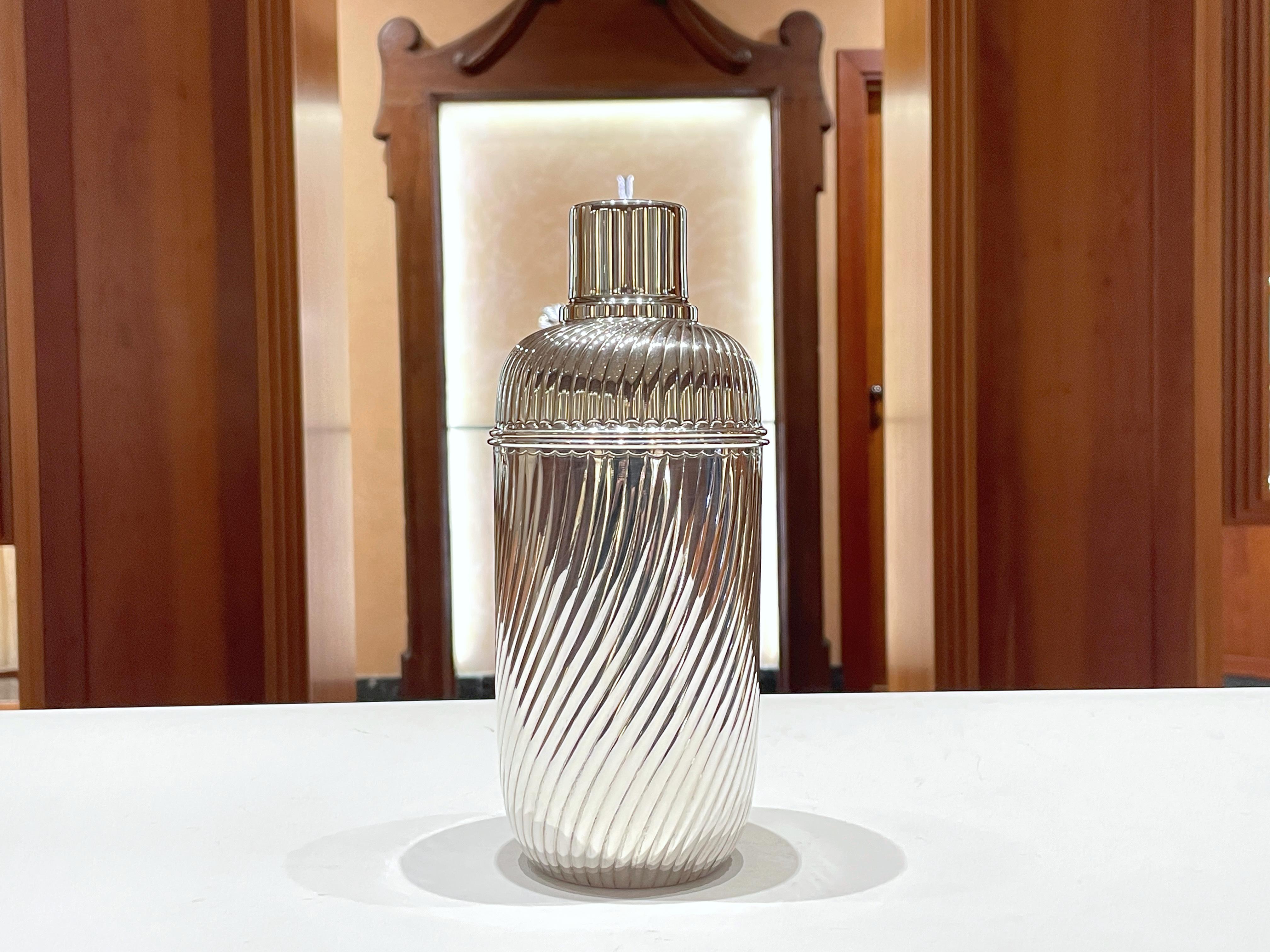 Silver cocktail shaker 800
Weight g 390
Height 22 cm
Diameter 9,5cm
Diameter base 6,5 cm
Made by Cesa - Made in Italy

Elegant oblique godron finish with slightly rounded ribs. Perfectly functional, valuable gift for the best bartender, award for