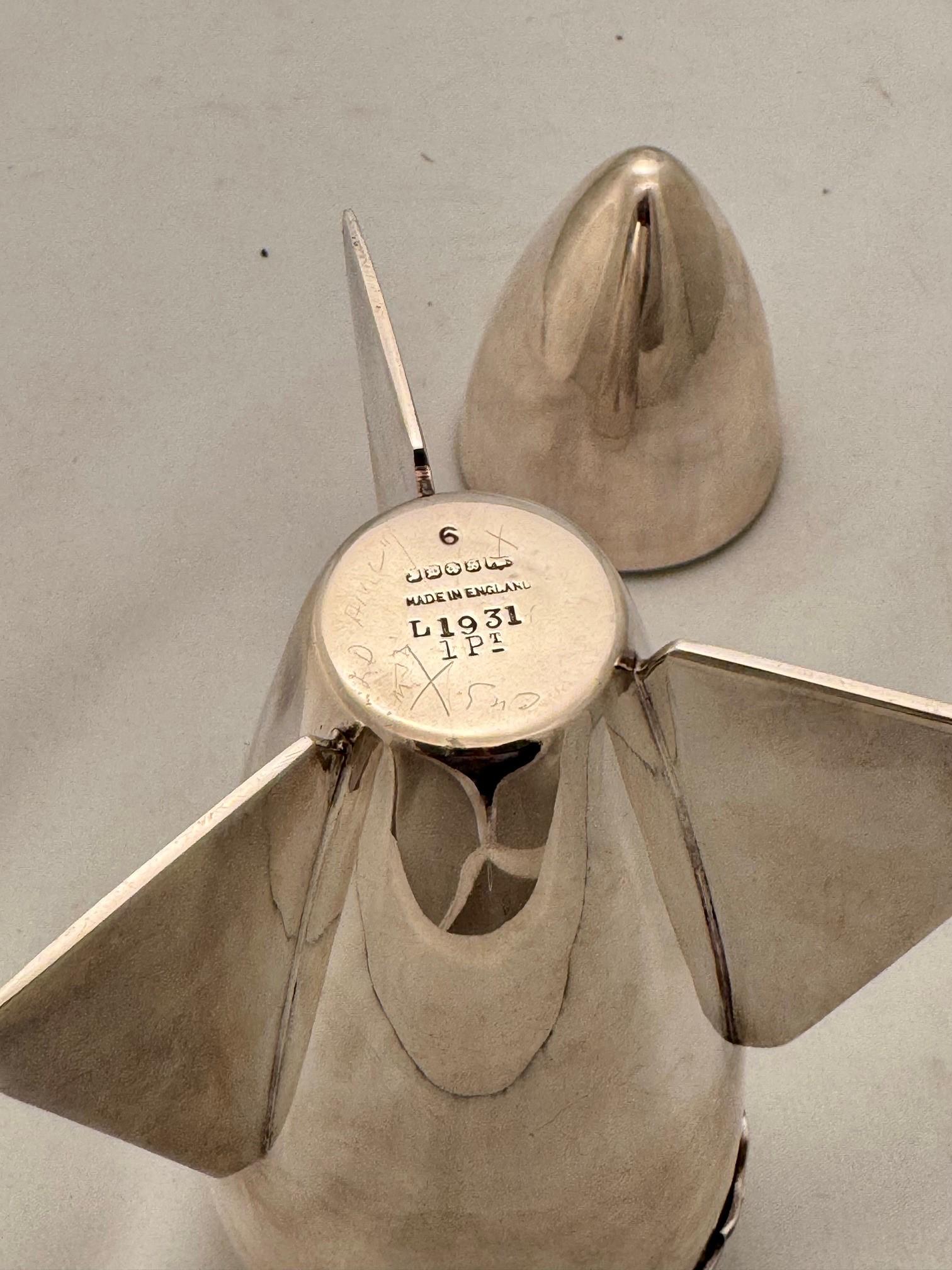 Cocktail Shaker Modelled As a Rocket with Royal Artillery Insignia In Good Condition For Sale In Montreal, QC