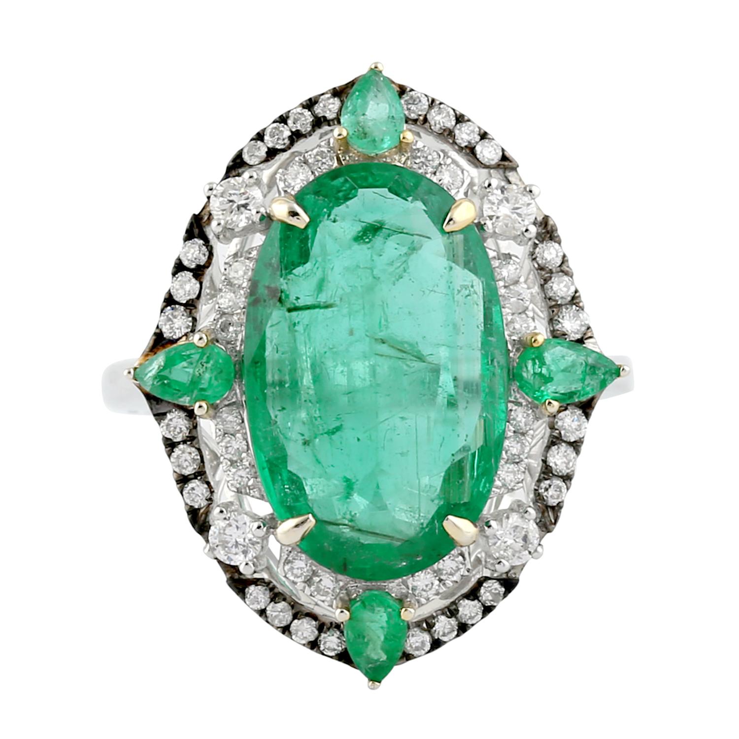 Lovely Slice Emerald ring with diamonds set in 18K white gold, good to be worn for any occasion.

Ring Size 6.5 ( can be sized )

Gold 18K: 5.7gms
Diamond: .53cts
Emerald: 4.98cts

