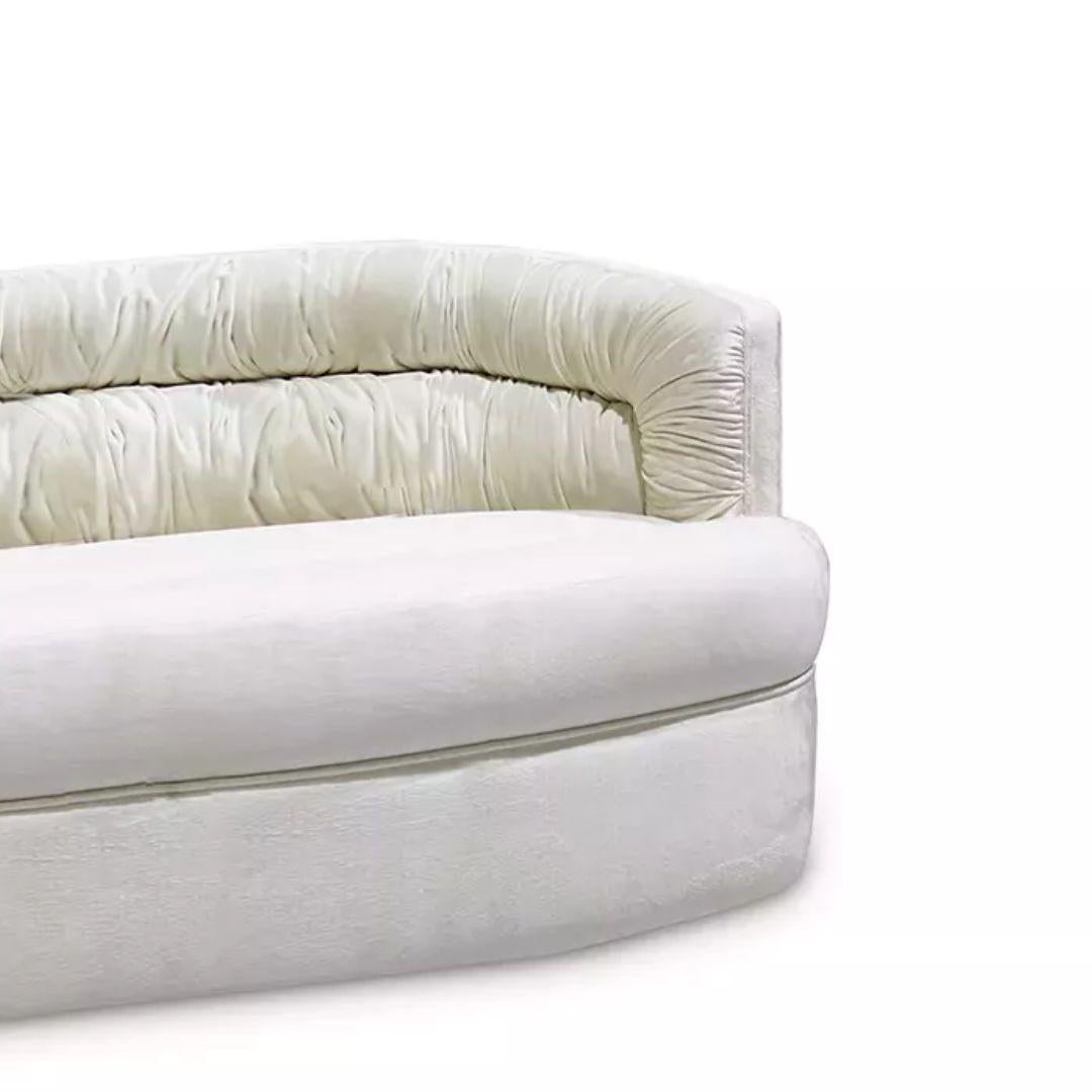 Comme l'olive dans le martini, boire un cocktail et se prélasser dans le luxe vont de pair. Le corps cossu du canapé Cocktail épouse vos moindres courbes tandis que vous vous laissez doucement fondre dans le tissu d'ameublement crémeux.