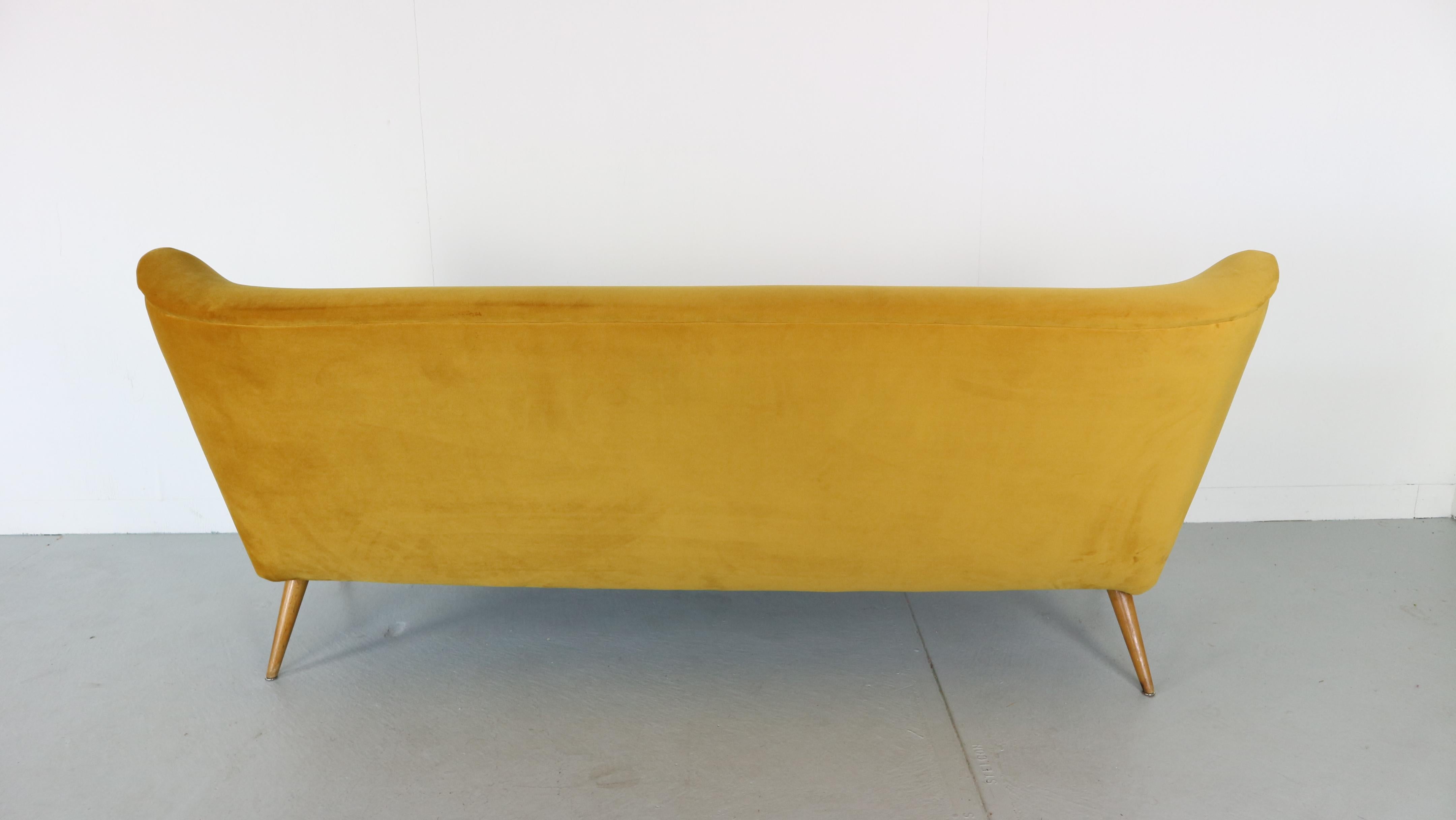 Cocktail Sofa from the 1950s, New Velvet Upholstery In Good Condition In The Hague, NL