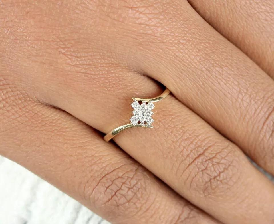 Taille ronde Bague de fiançailles cocktail en or massif 14 carats avec diamant véritable en vente