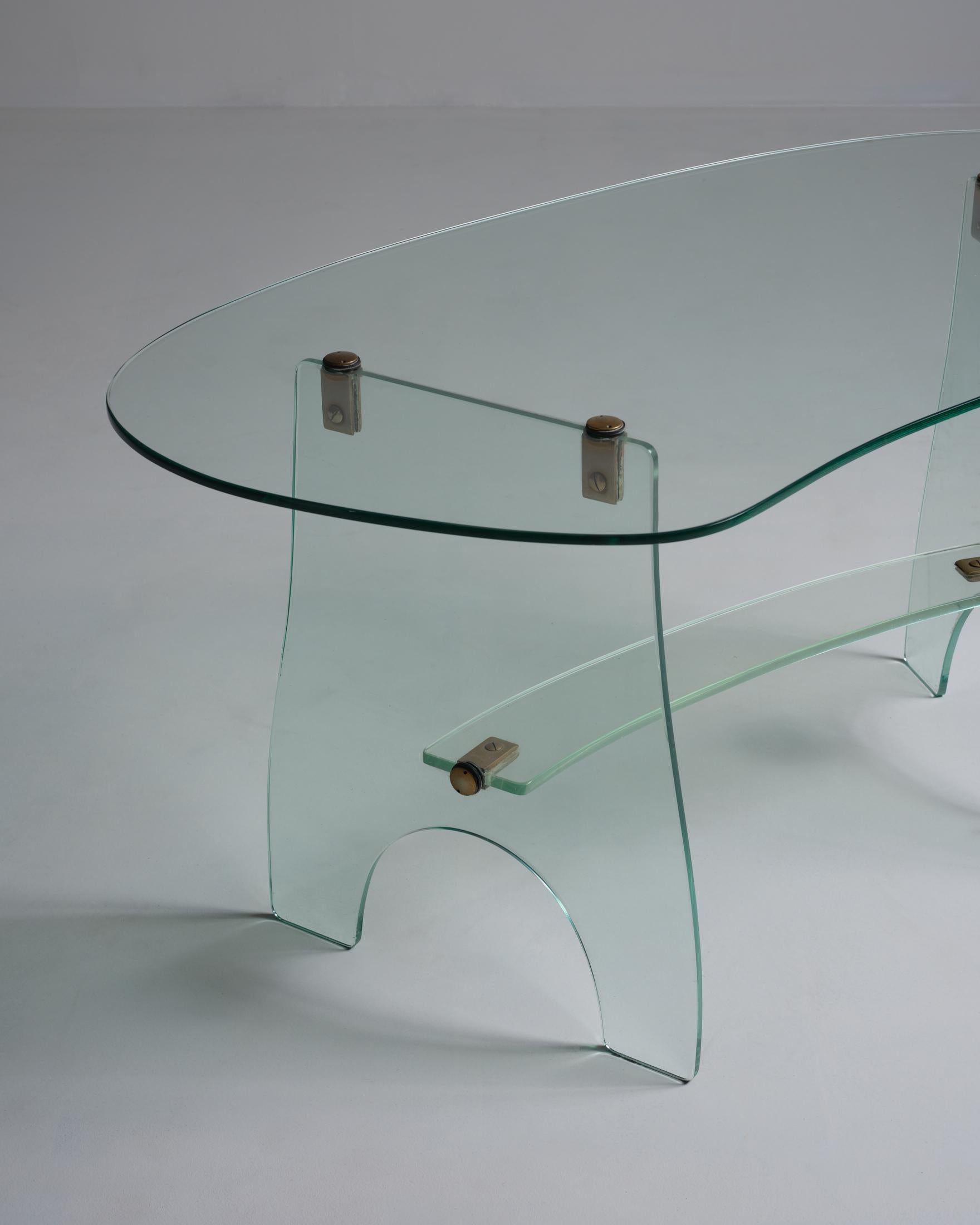 Milieu du XXe siècle Table à cocktail verre et laiton en vente
