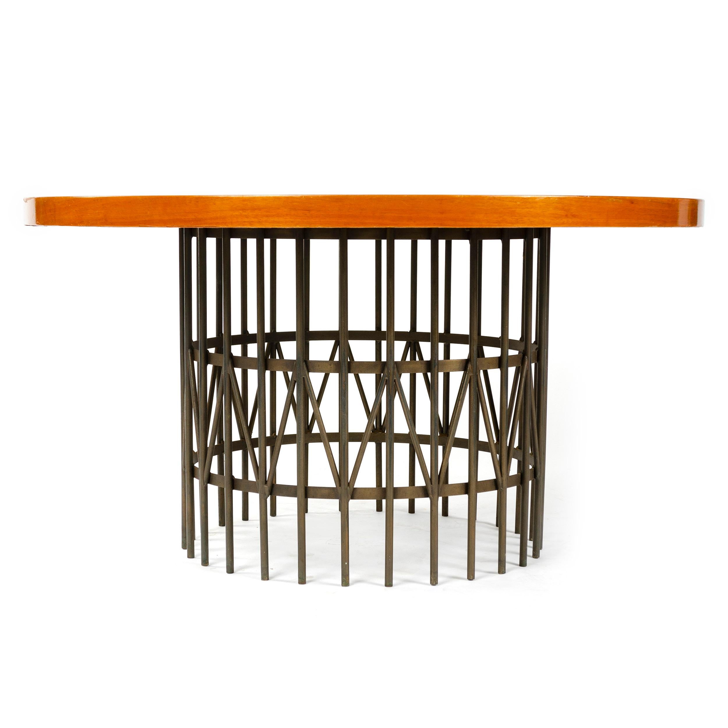 Table basse ronde / table de cocktail de style Milo Baughman, en placage de bois massif et base circulaire en acier bronzé. Fabriqué par Thayer-Coggin aux États-Unis dans les années 1960.