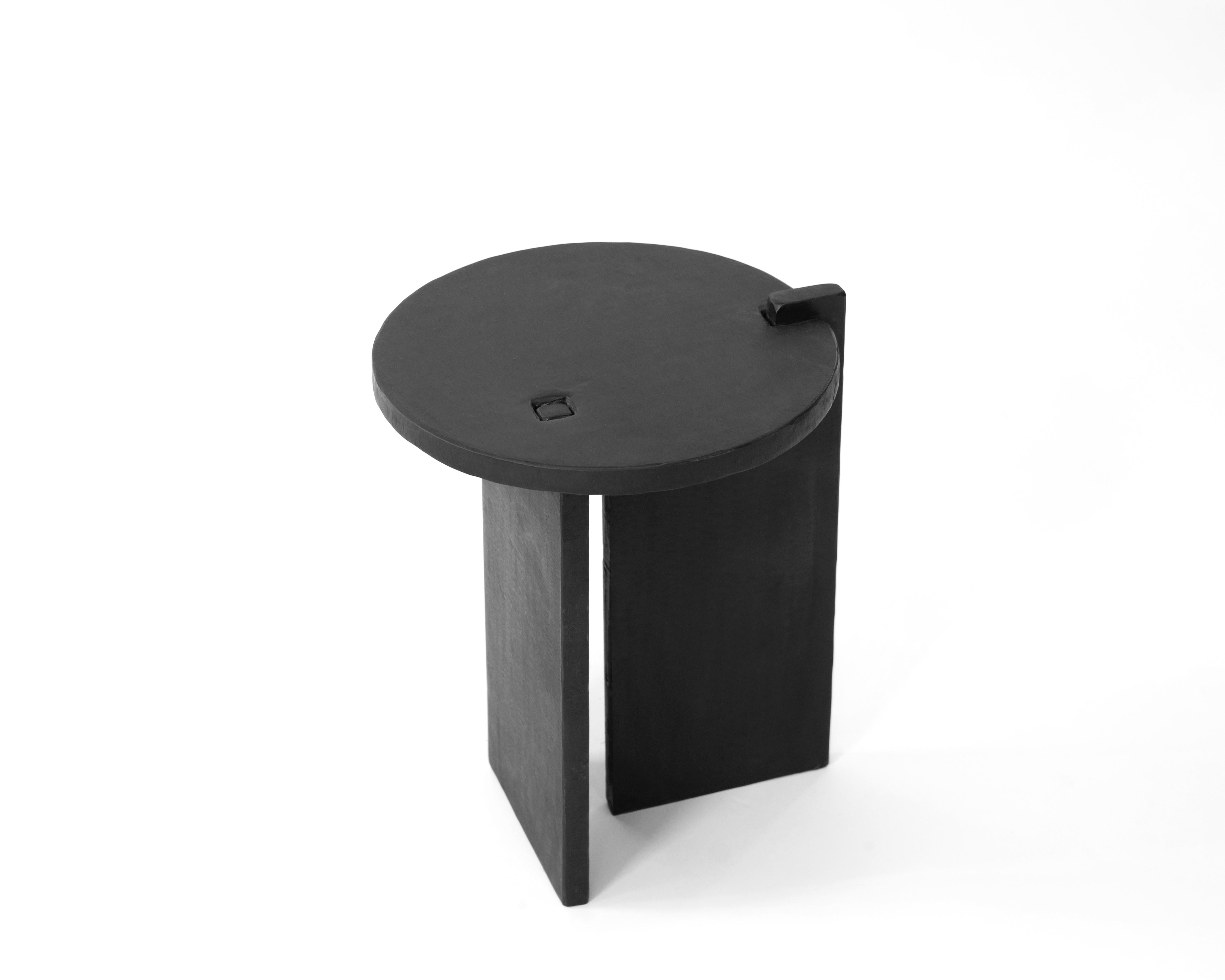 Moderne Table de cocktail ronde moderne façonnée à la main en acier noirci et ciré  en vente